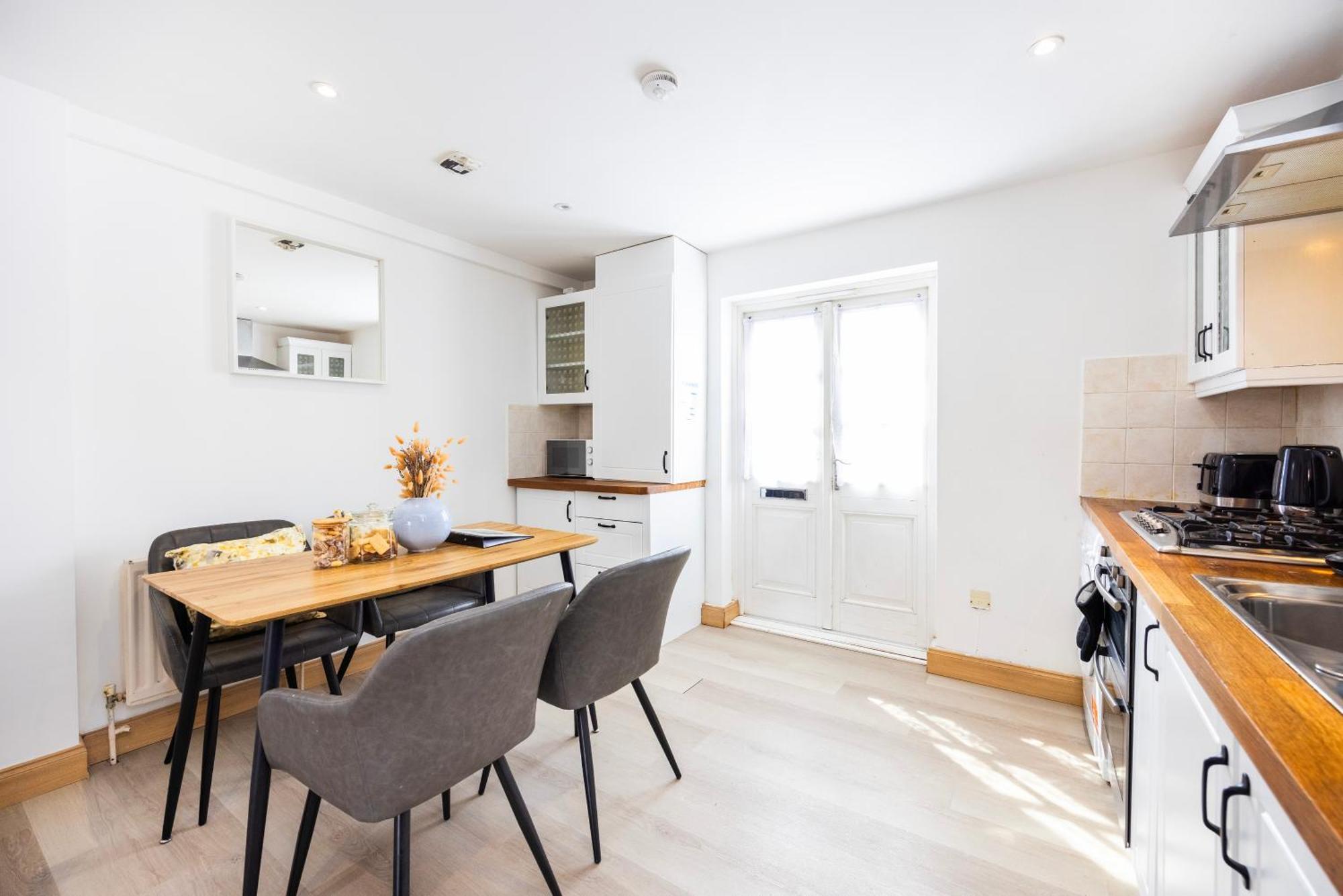 Stylish 2 Bedroom House With Garden Free Parking Smart Tv Near Canary Wharf *