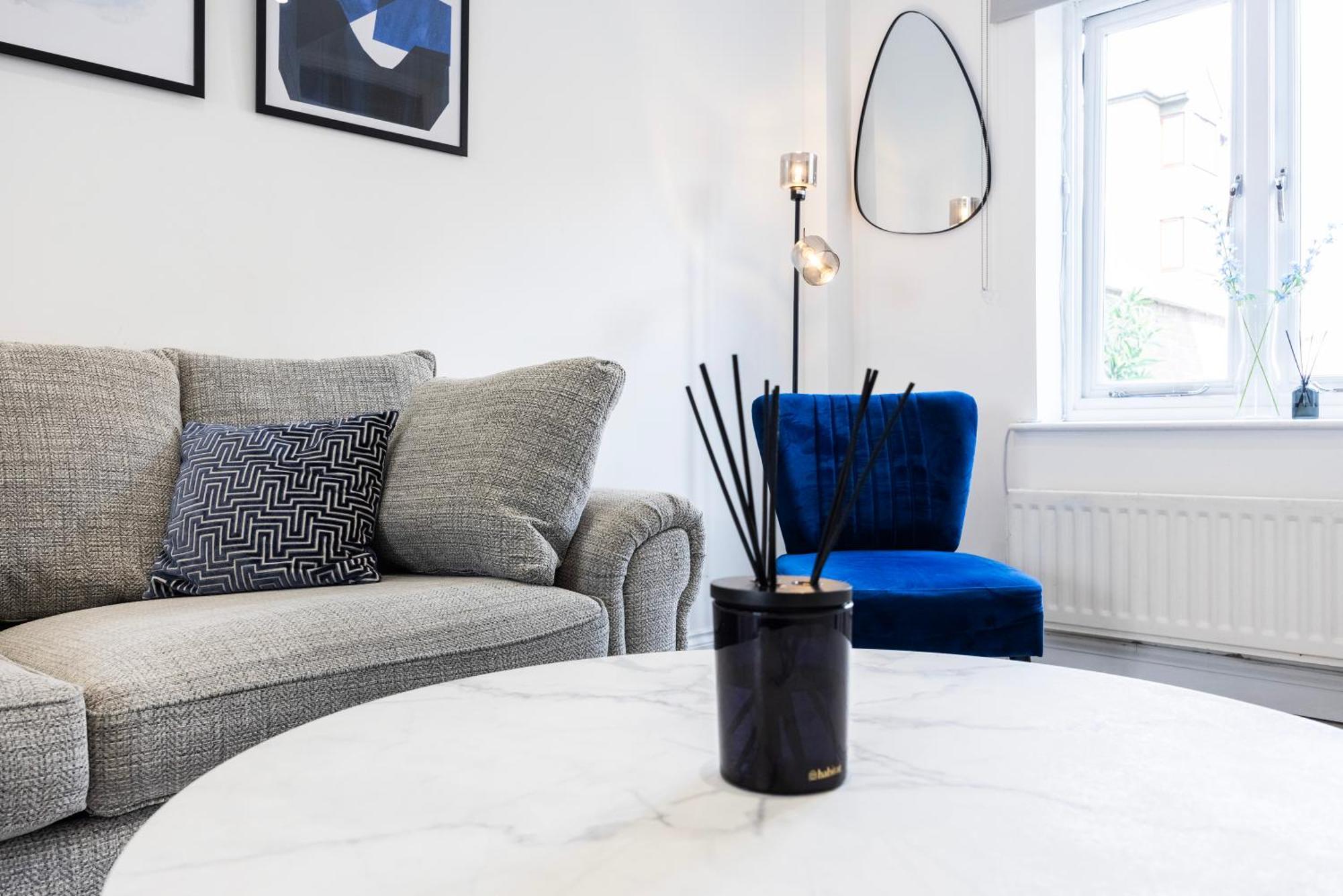 Stylish 2 Bedroom House With Garden Free Parking Smart Tv Near Canary Wharf Holiday home