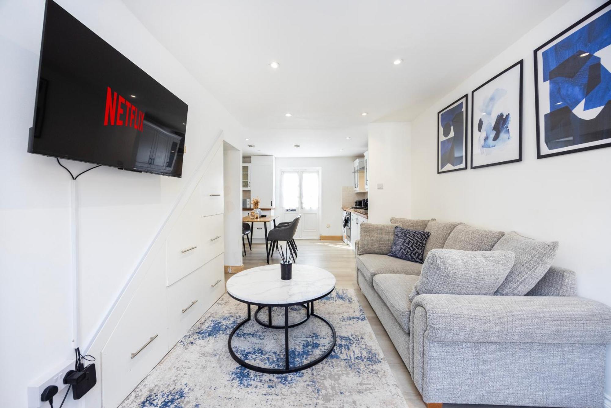 Holiday home Stylish 2 Bedroom House With Garden Free Parking Smart Tv Near Canary Wharf