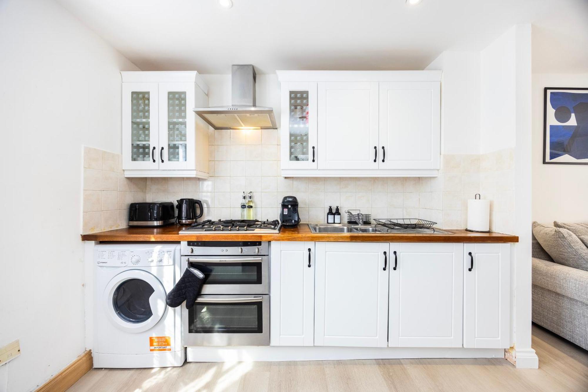 Stylish 2 Bedroom House With Garden Free Parking Smart Tv Near Canary Wharf Holiday home London