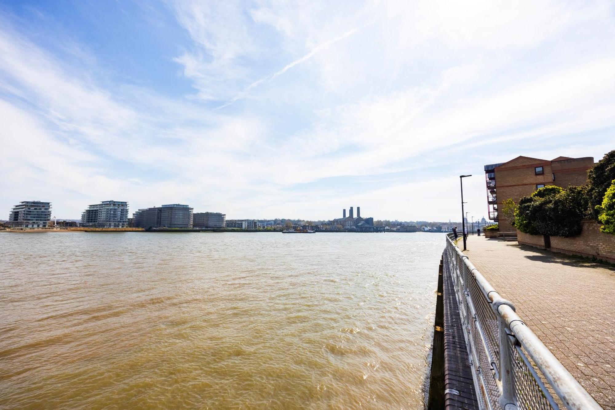 Holiday home Stylish 2 Bedroom House With Garden Free Parking Smart Tv Near Canary Wharf London