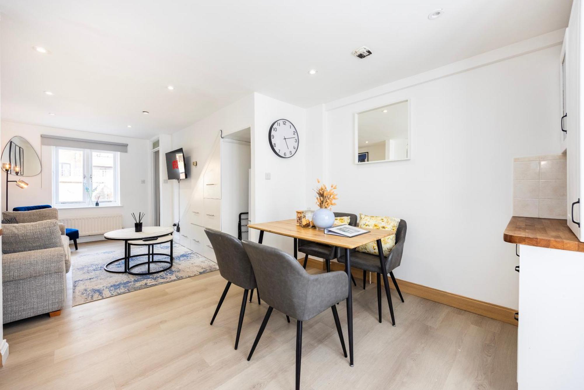 Stylish 2 Bedroom House With Garden Free Parking Smart Tv Near Canary Wharf