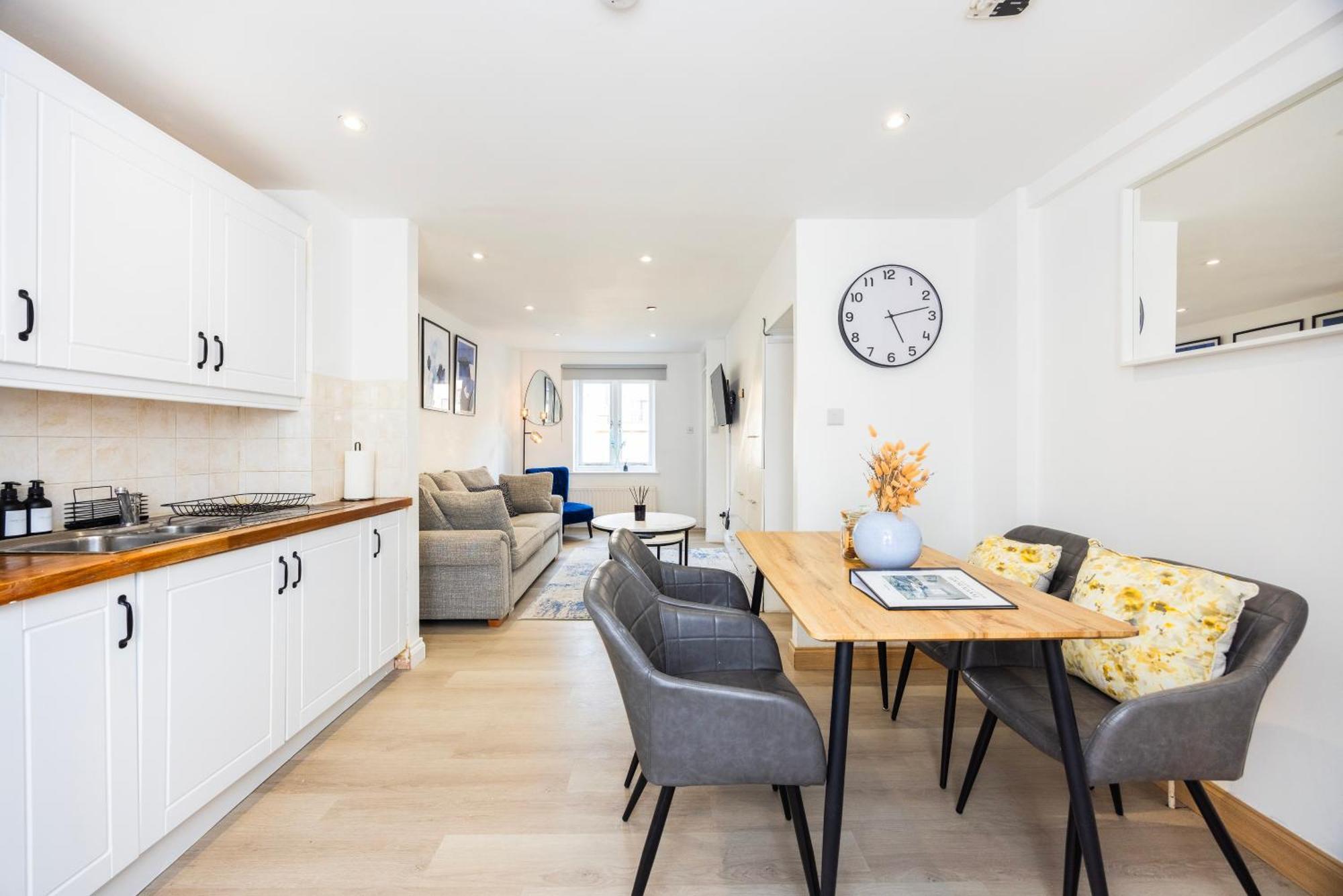 Stylish 2 Bedroom House With Garden Free Parking Smart Tv Near Canary Wharf Holiday home