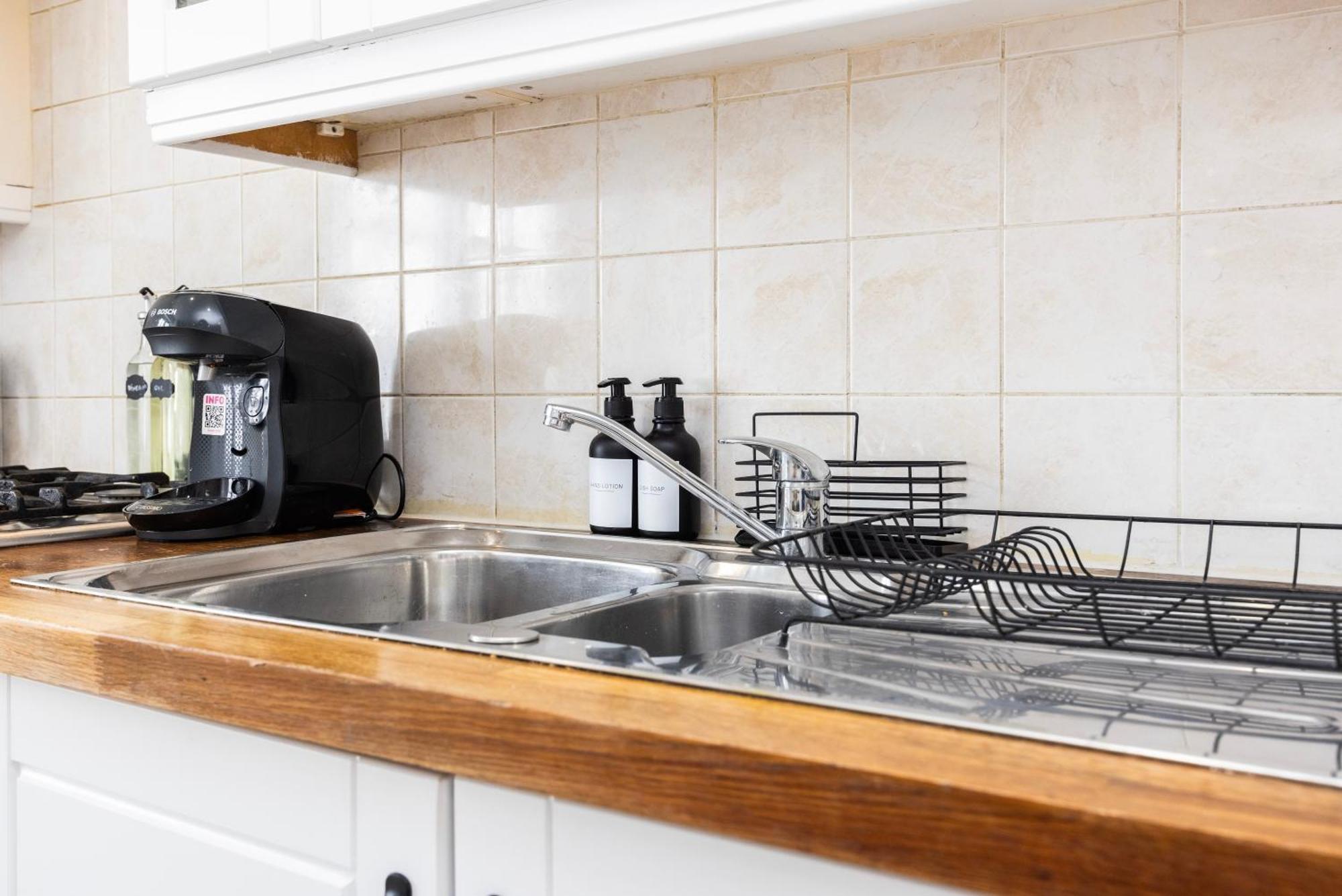 Stylish 2 Bedroom House With Garden Free Parking Smart Tv Near Canary Wharf Holiday home *