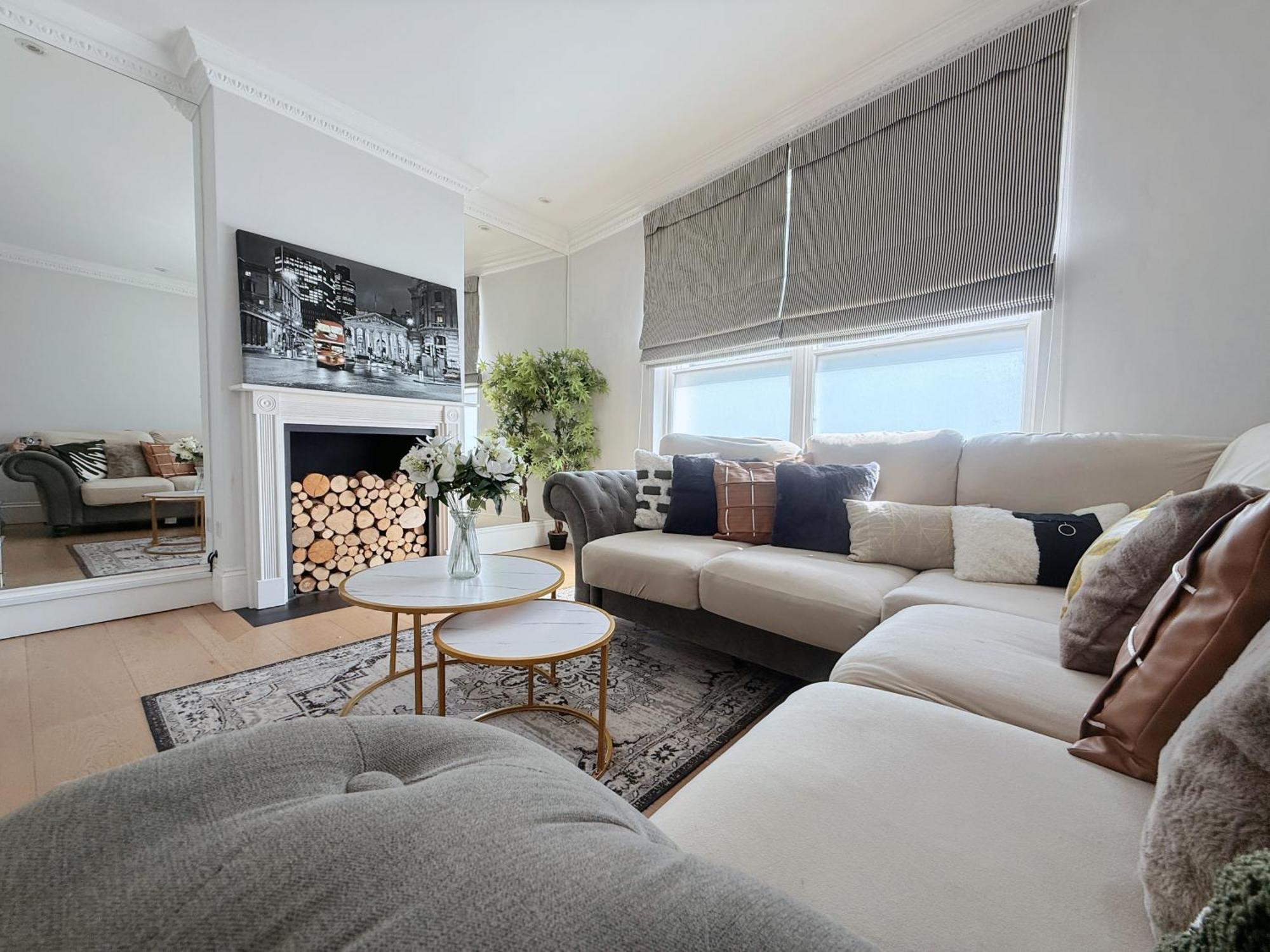 Spacious And Cosy 3brs 5f House In Heart Of Villa London