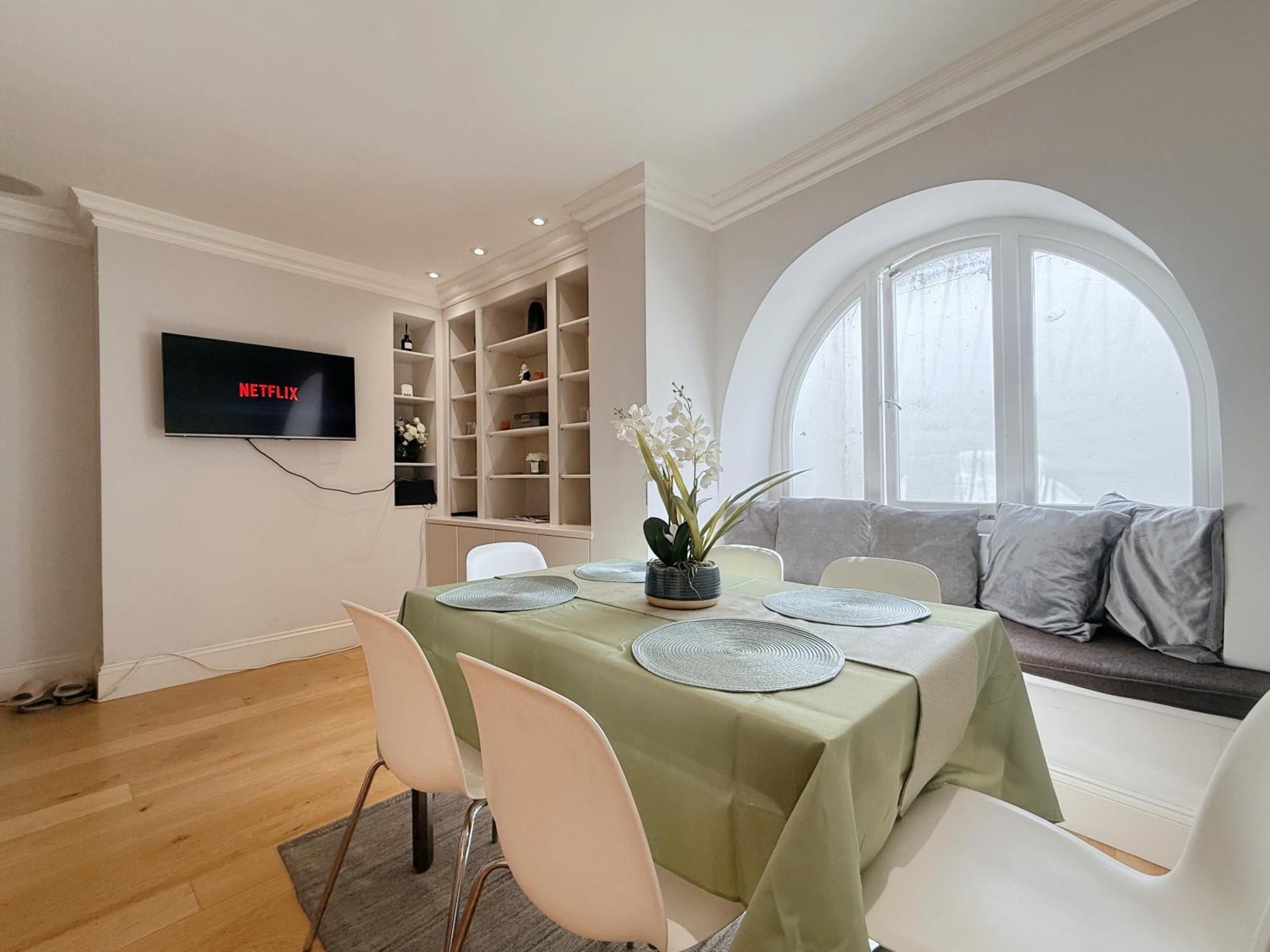 Spacious And Cosy 3brs 5f House In Heart Of