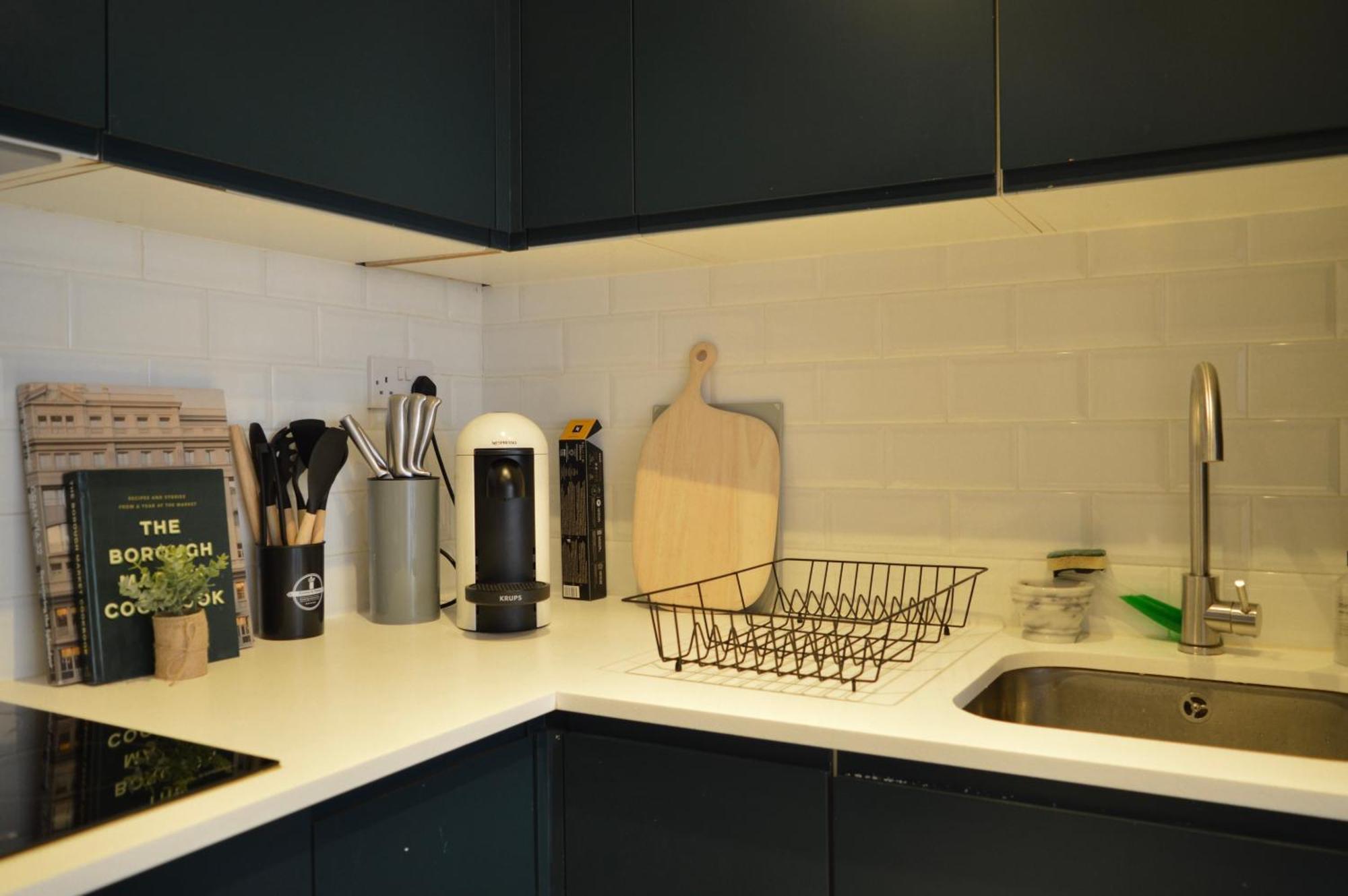 Deluxe Maisonette Oval, Sleeps 4, Garden & Hammock 2 Bedrooms - Open For Business Stays, Relocators, Long Stays, Contractors London
