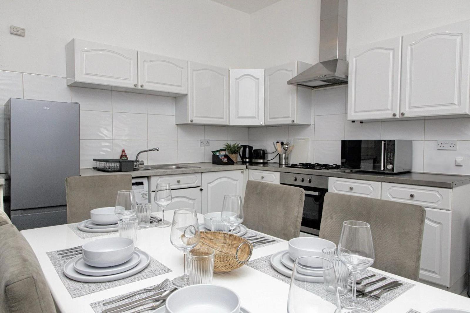 Apartment 3 Bed, 2 Bath With Terrace & Local Entertainment