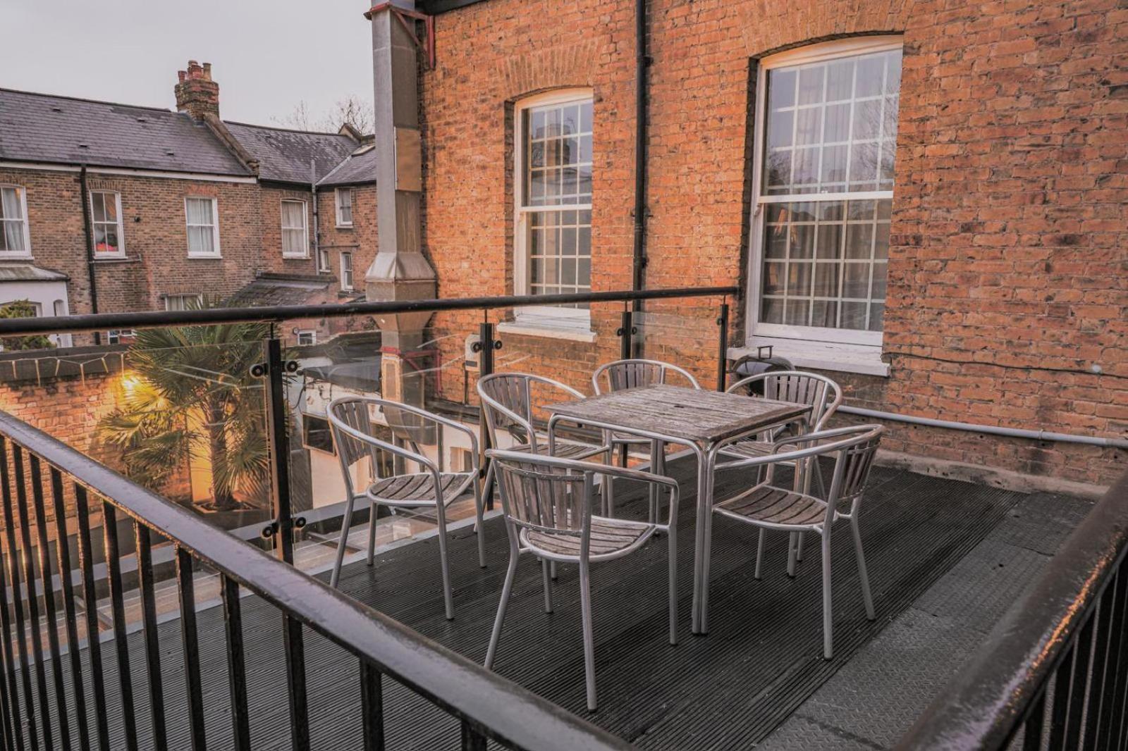 3 Bed, 2 Bath With Terrace & Local Entertainment Apartment