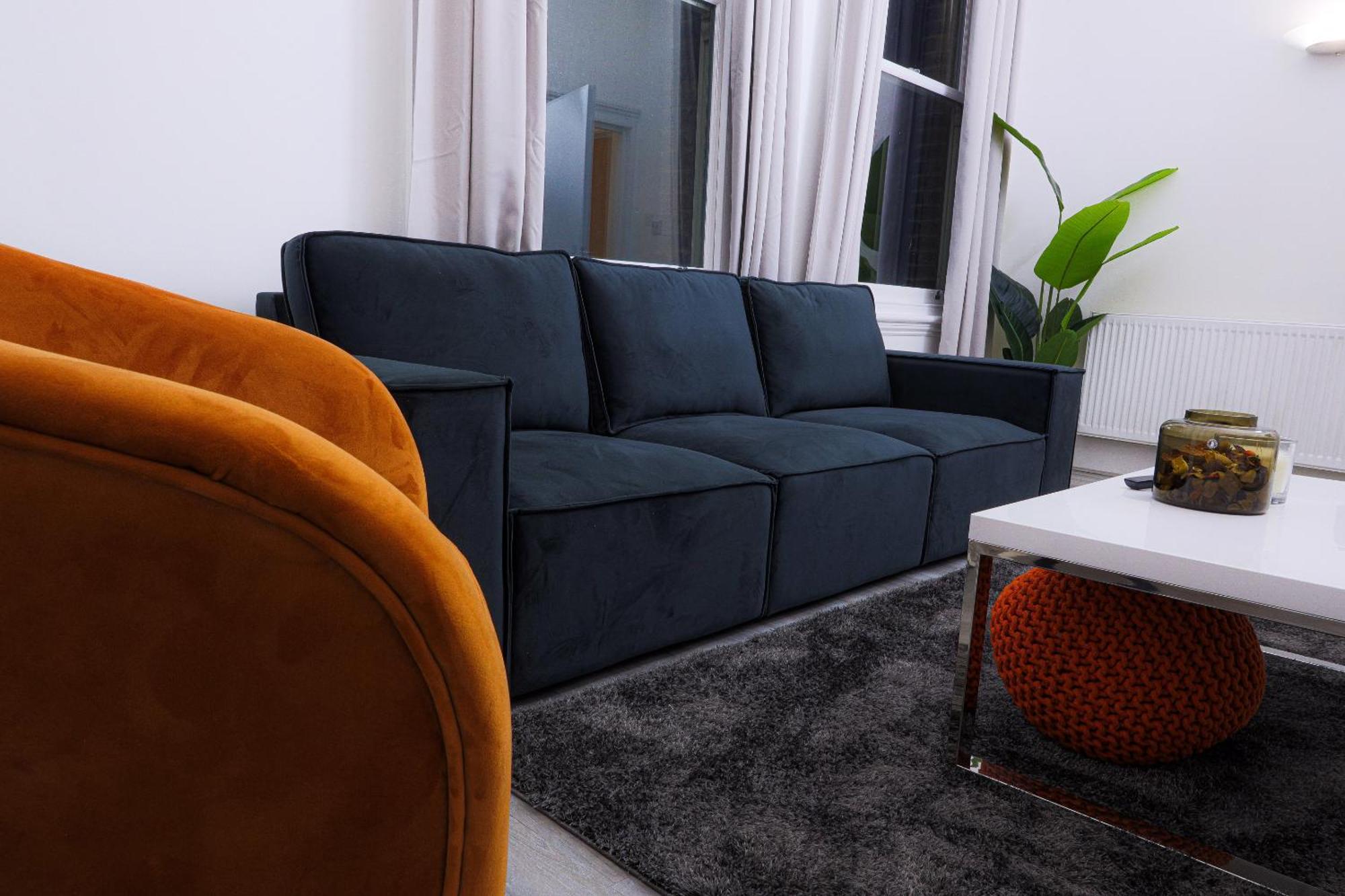 3 Bed, 2 Bath With Terrace & Local Entertainment London