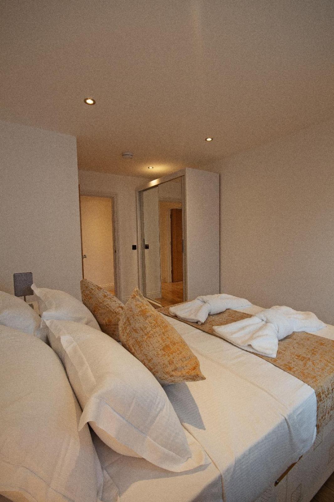 Hoxton 2 Bdr 2 Bath Balcony Apartment *
