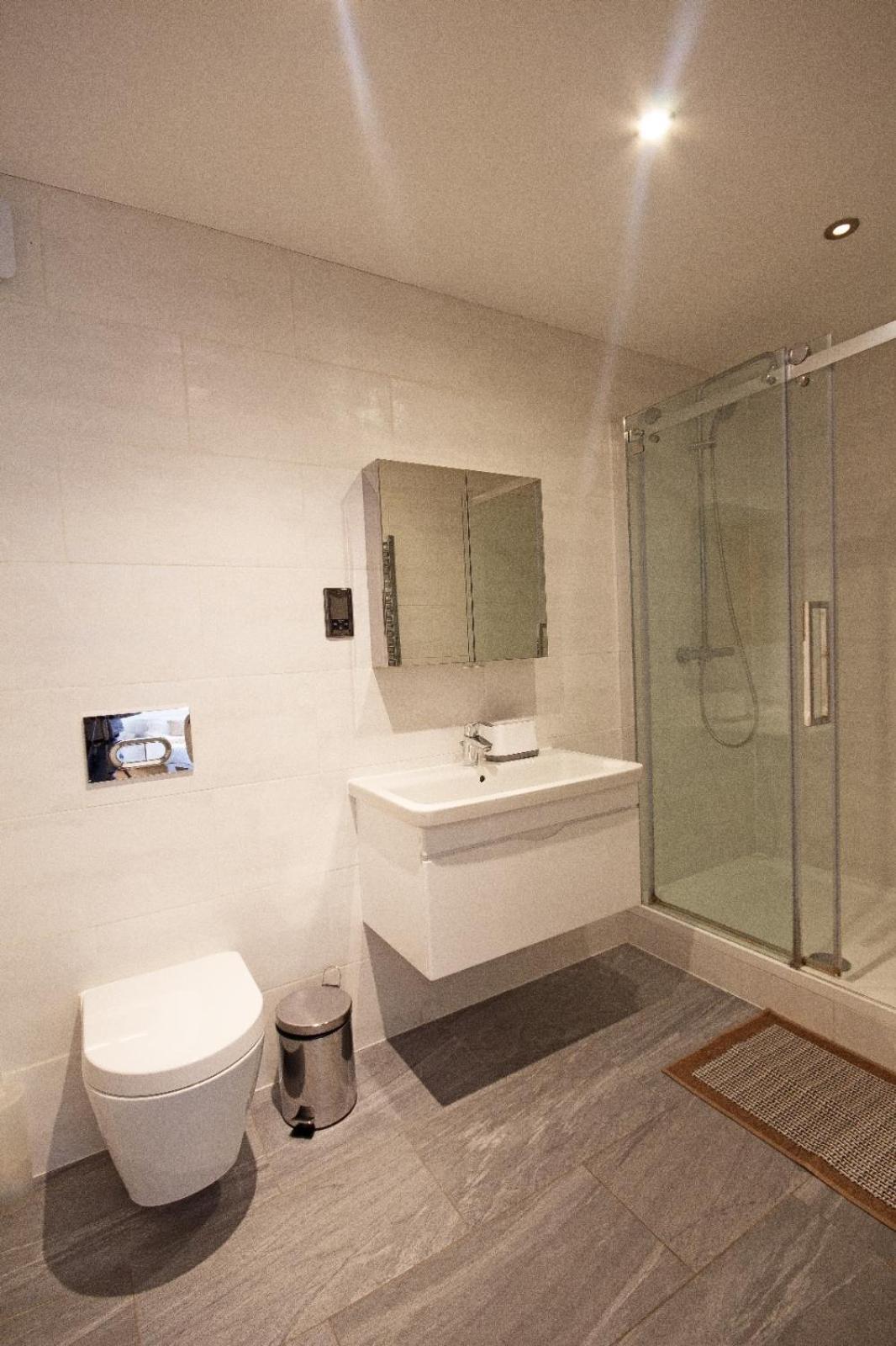 Hoxton 2 Bdr 2 Bath Balcony Apartment *