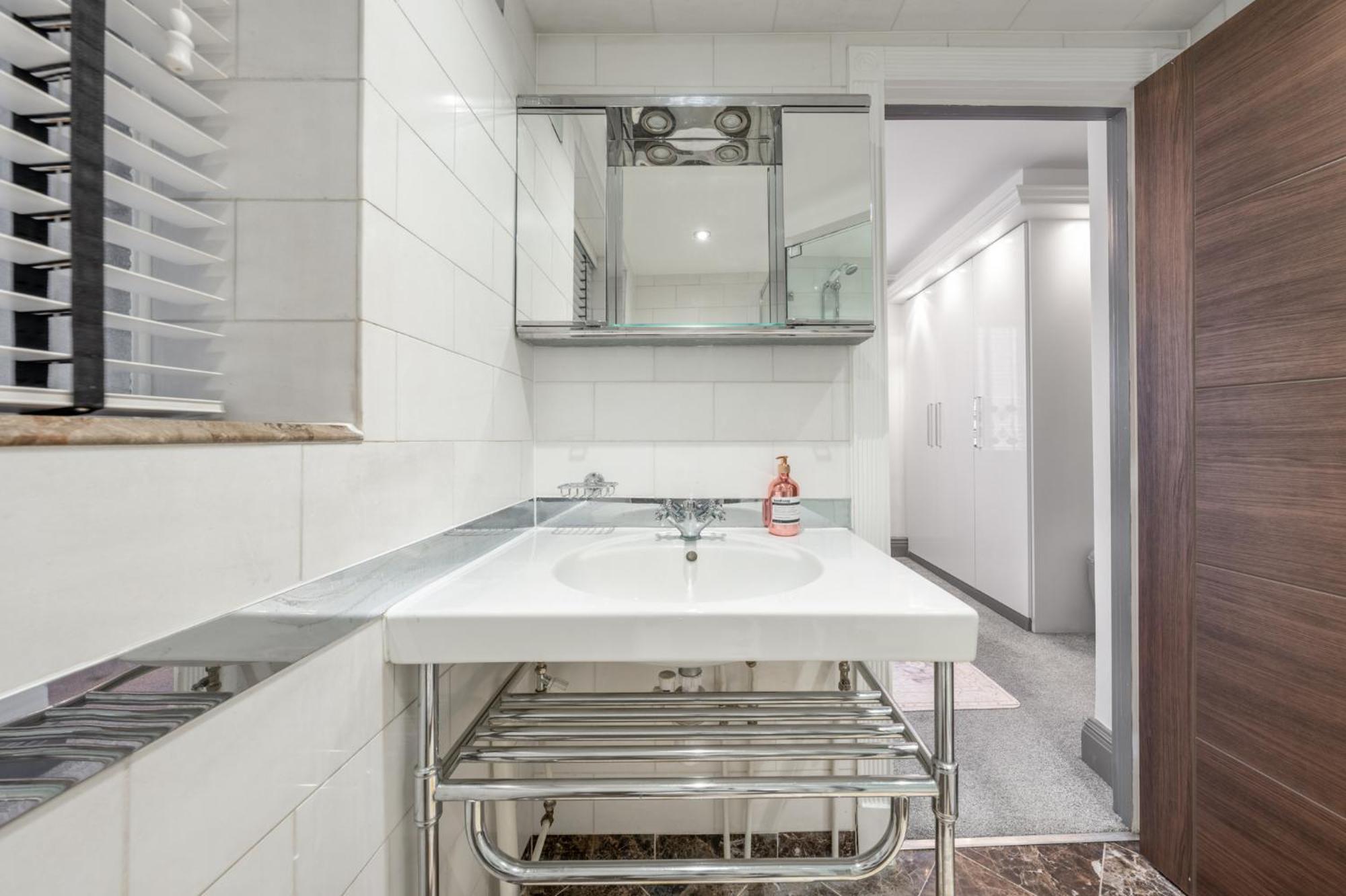 Apartment Posh With Terrace Over Harrods London