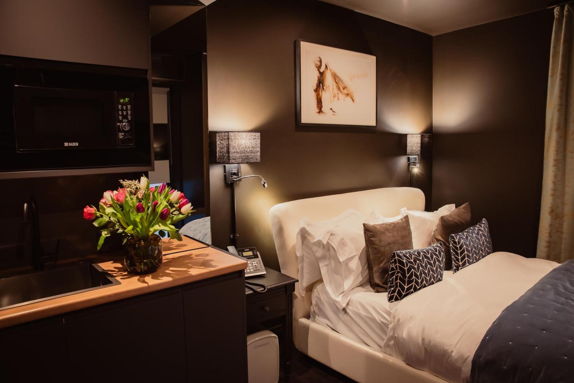 Small With En Bath & Kitchenette Apartment *