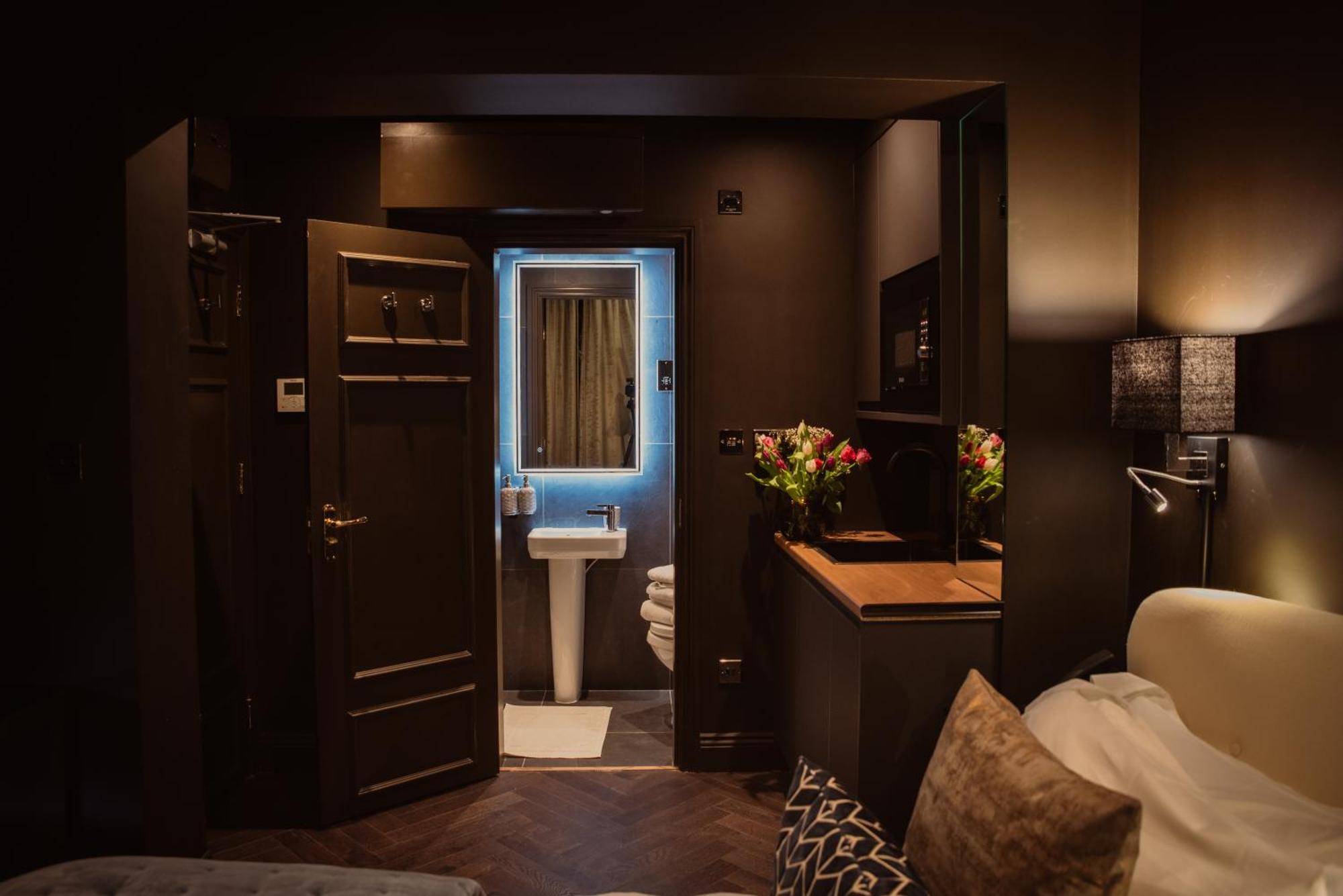 Apartment Small With En Bath & Kitchenette *