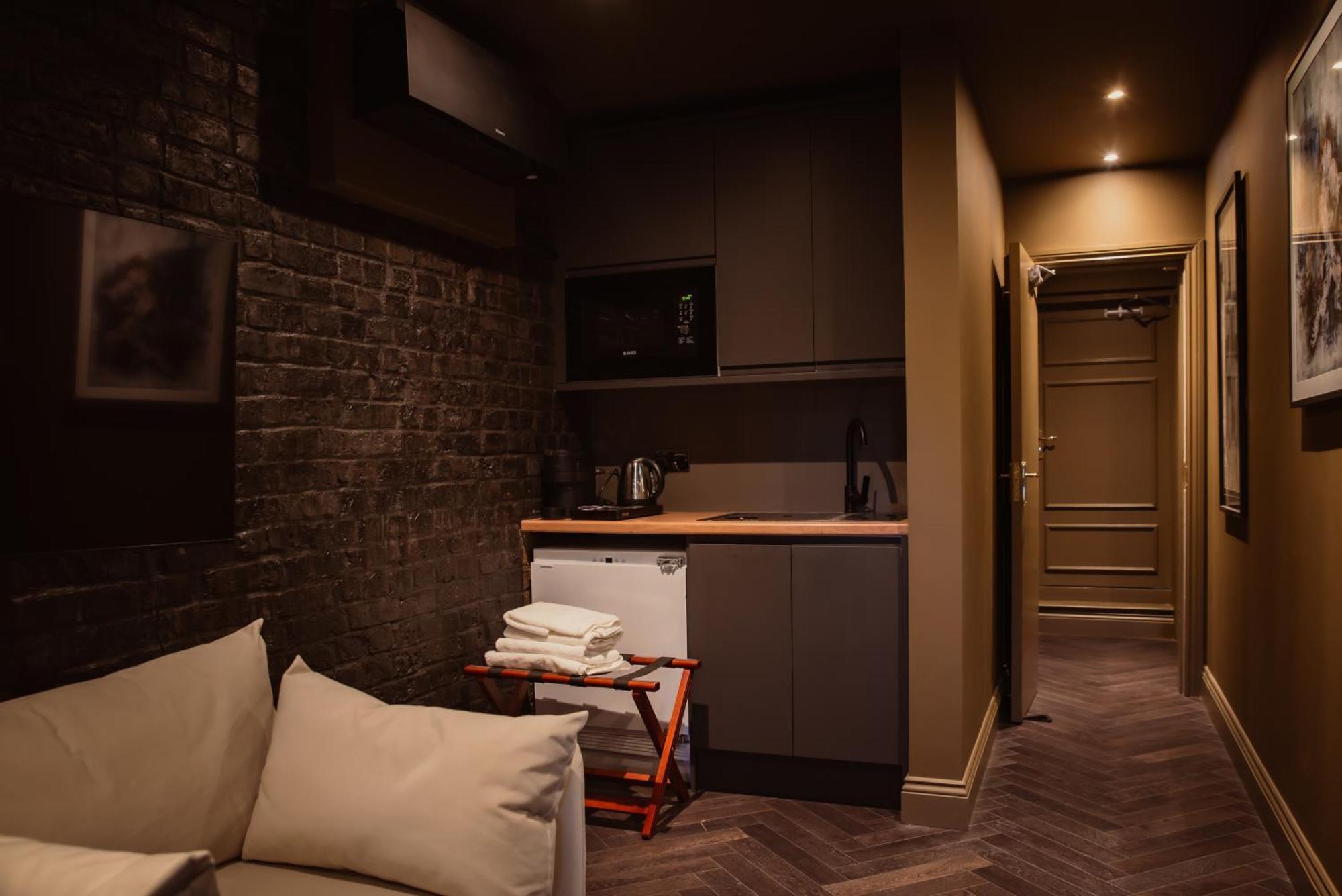 Apartment Flat With Private Bathroom & Kitchenette *