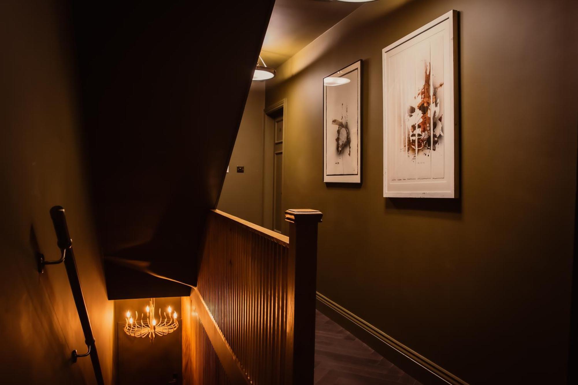 Small With En Bath & Kitchenette Apartment London