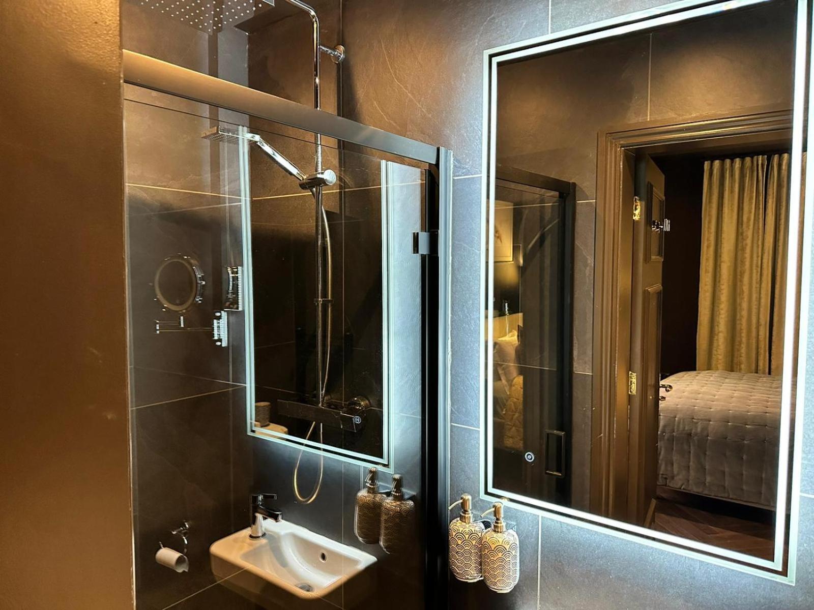 Small With En Bath & Kitchenette London