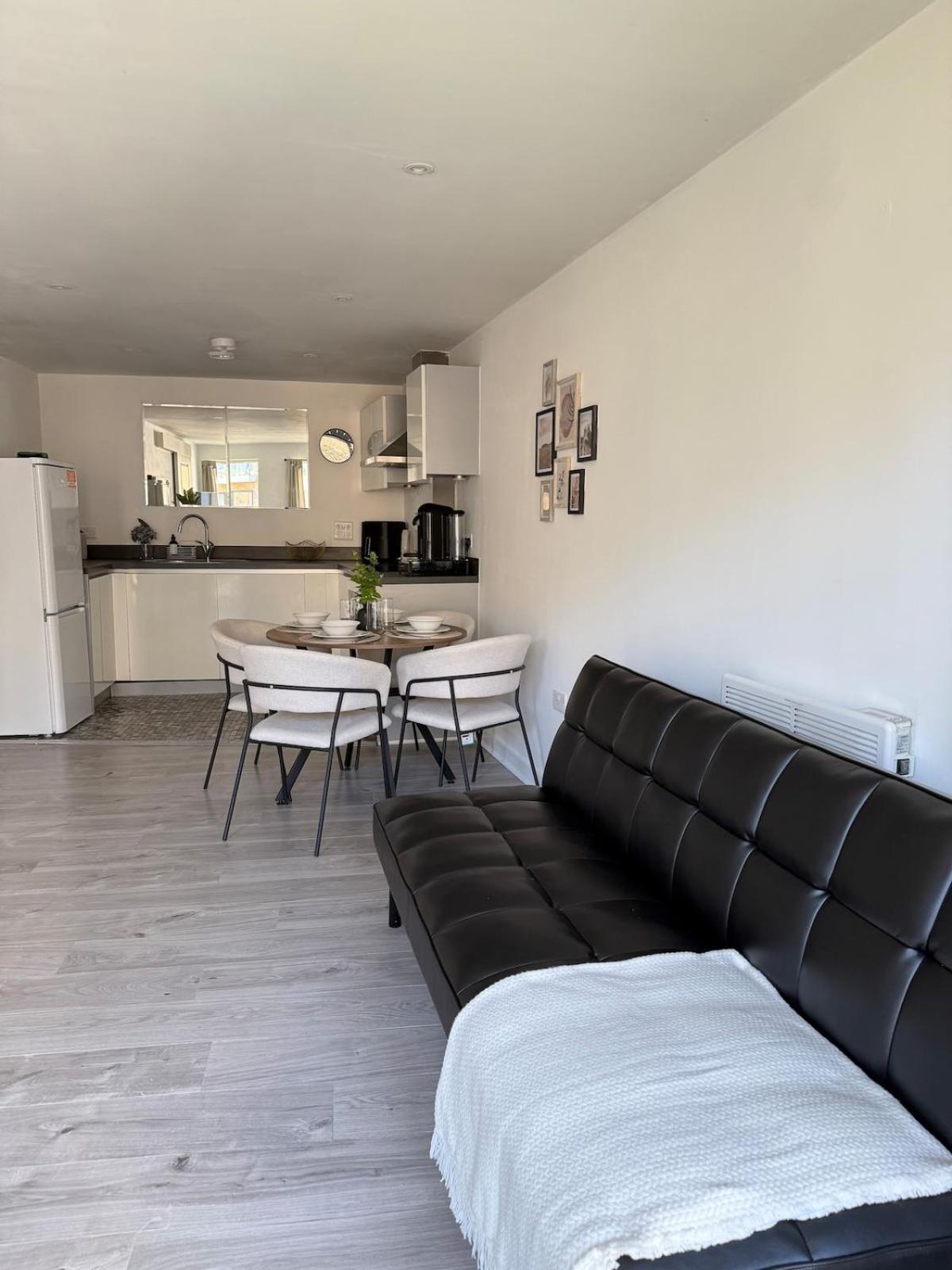 2 Bedroom Apartment In Wimbledon - Free Underground Parking - Sleeps 5