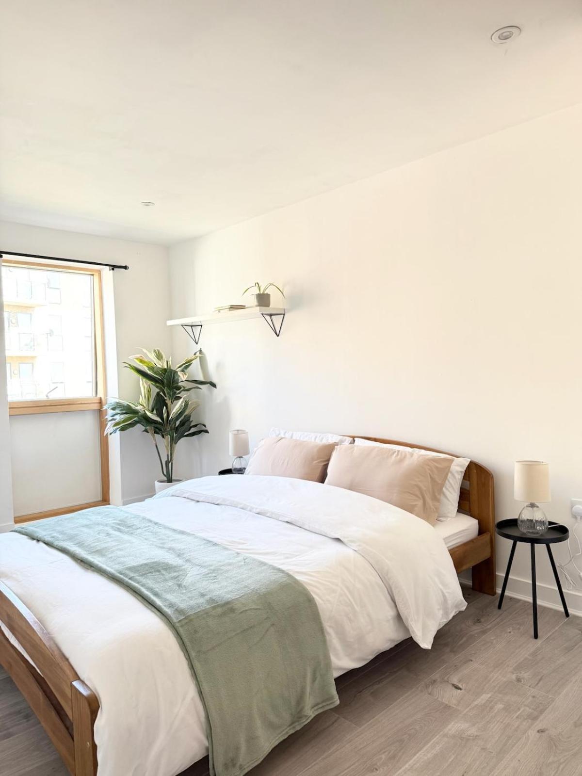 2 Bedroom Apartment In Wimbledon - Free Underground Parking - Sleeps 5 London