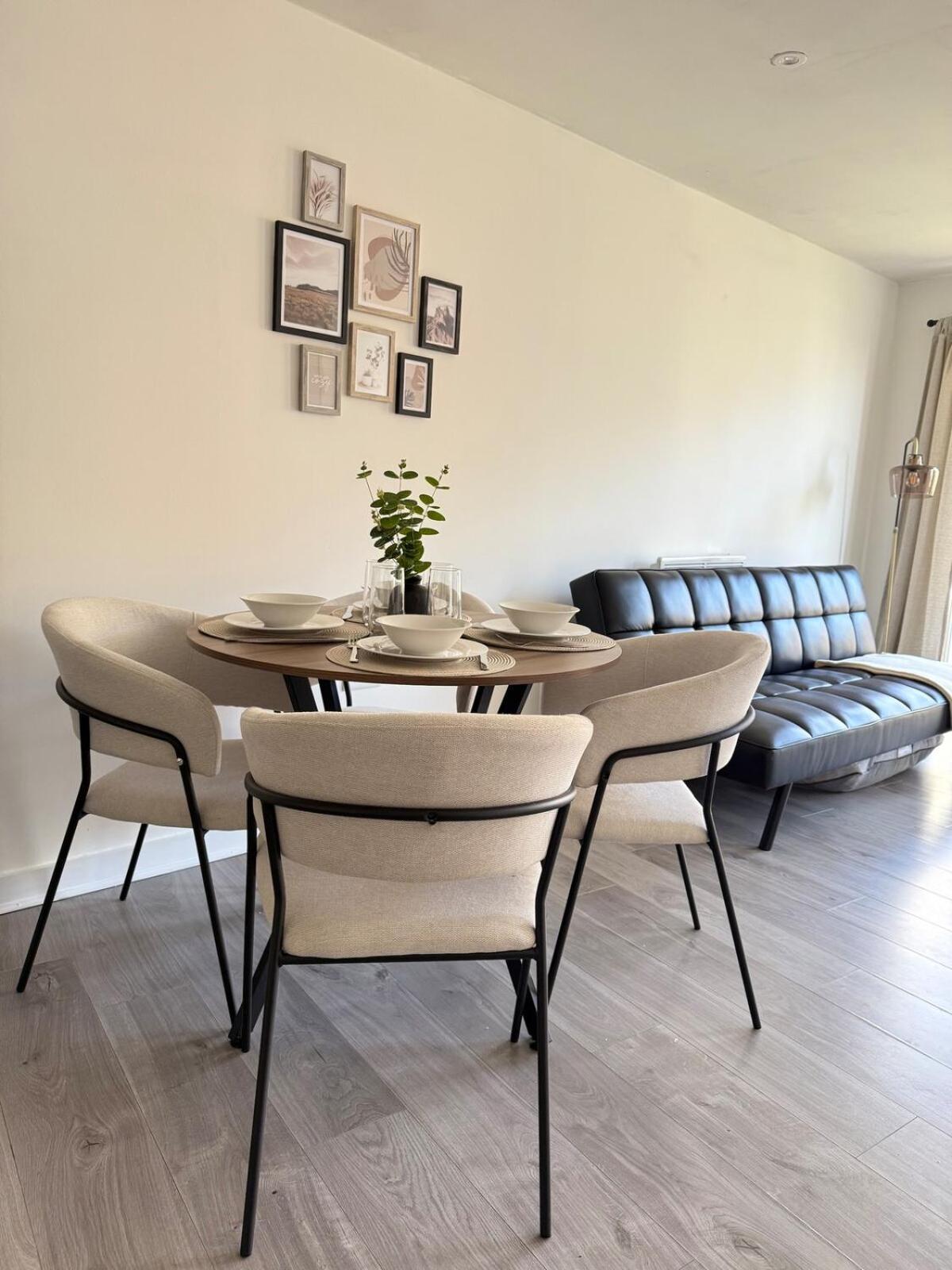 2 Bedroom Apartment In Wimbledon - Free Underground Parking - Sleeps 5 * London