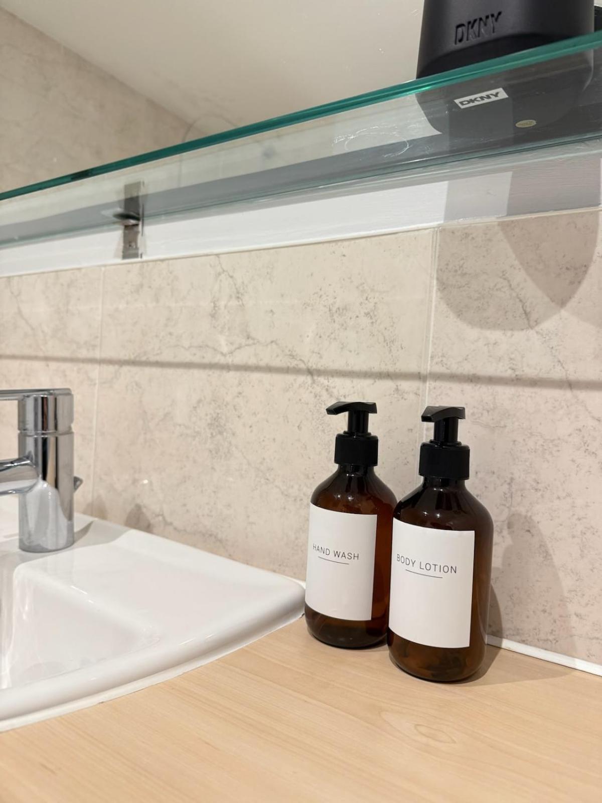 Apartment 2 Bedroom Apartment In Wimbledon - Free Underground Parking - Sleeps 5 *
