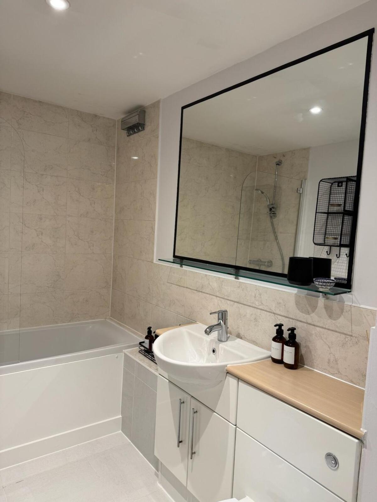 2 Bedroom Apartment In Wimbledon - Free Underground Parking - Sleeps 5 Apartment London