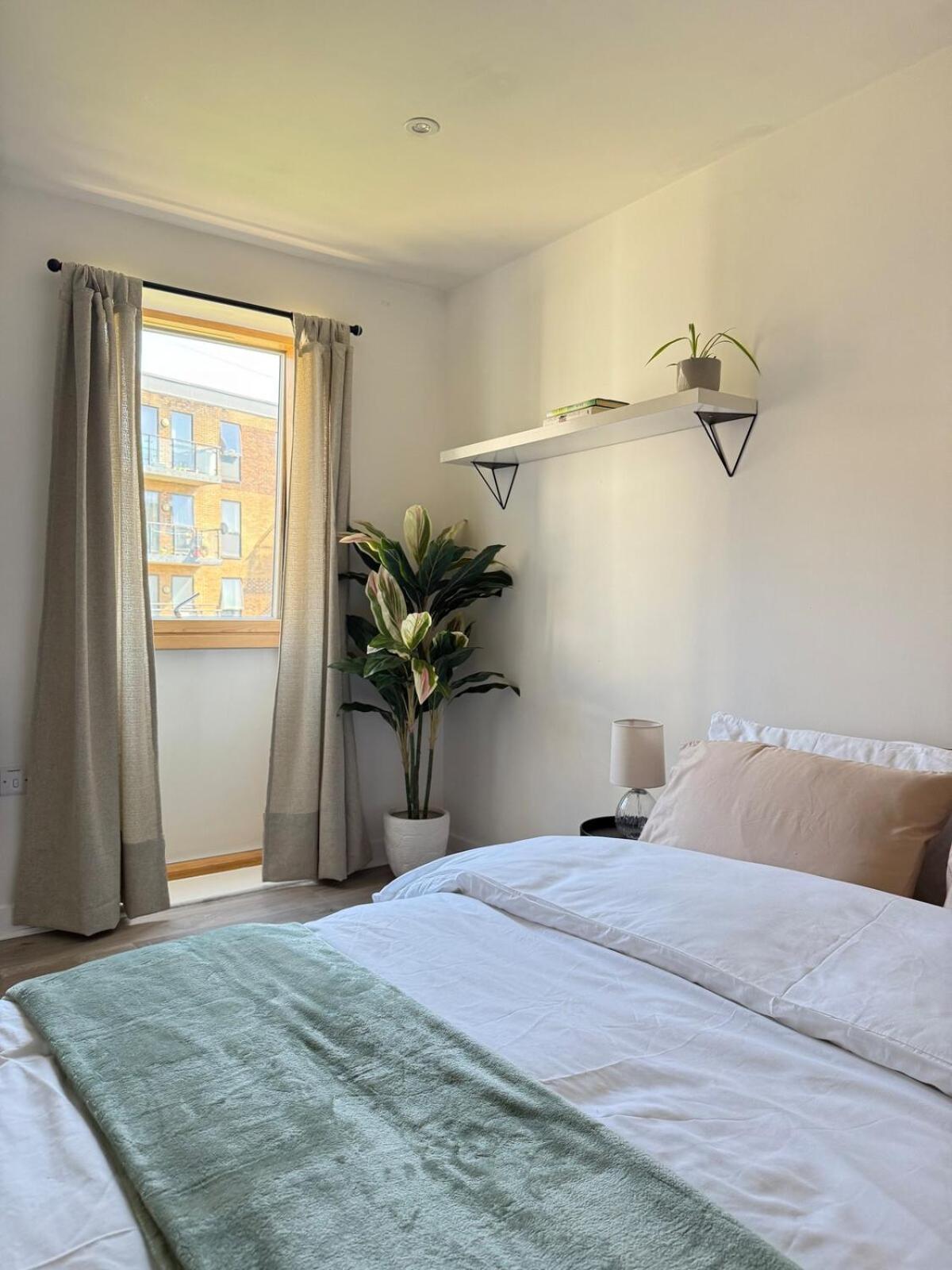 Apartment 2 Bedroom Apartment In Wimbledon - Free Underground Parking - Sleeps 5