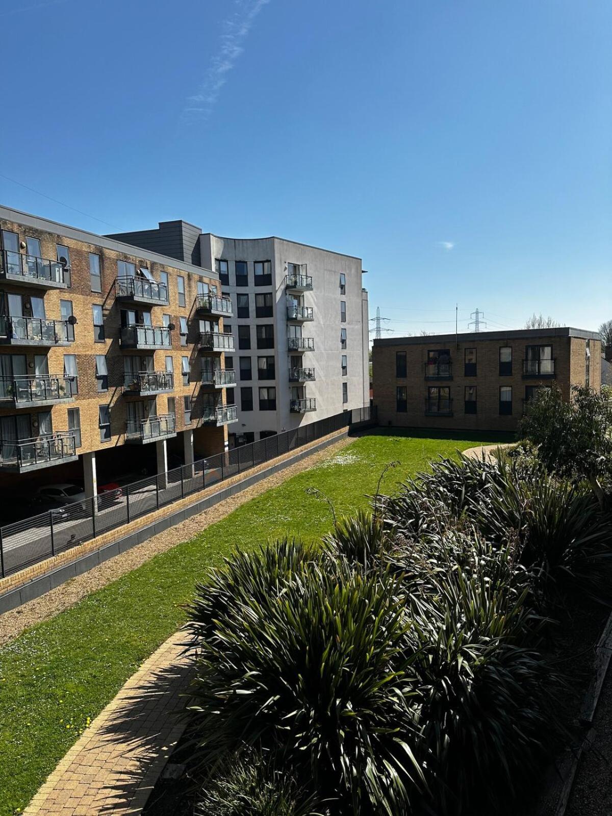 2 Bedroom Apartment In Wimbledon - Free Underground Parking - Sleeps 5 *