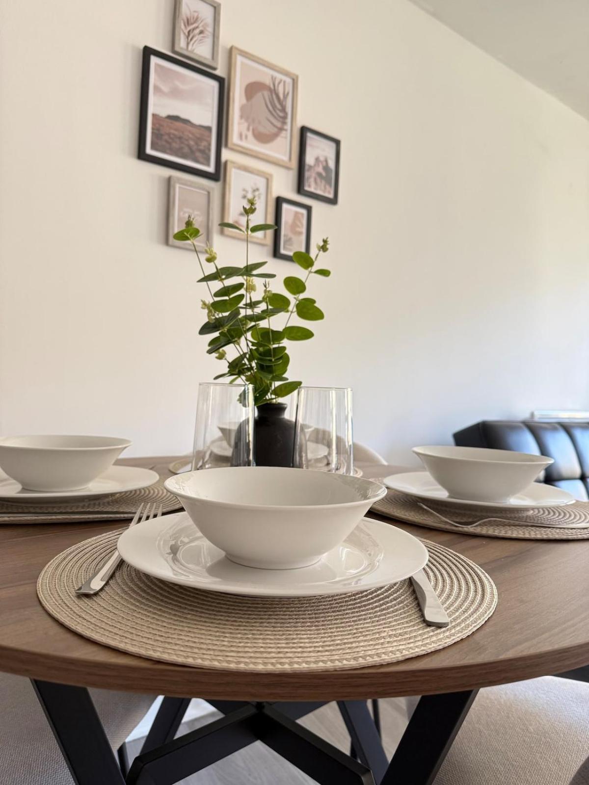2 Bedroom Apartment In Wimbledon - Free Underground Parking - Sleeps 5 Apartment