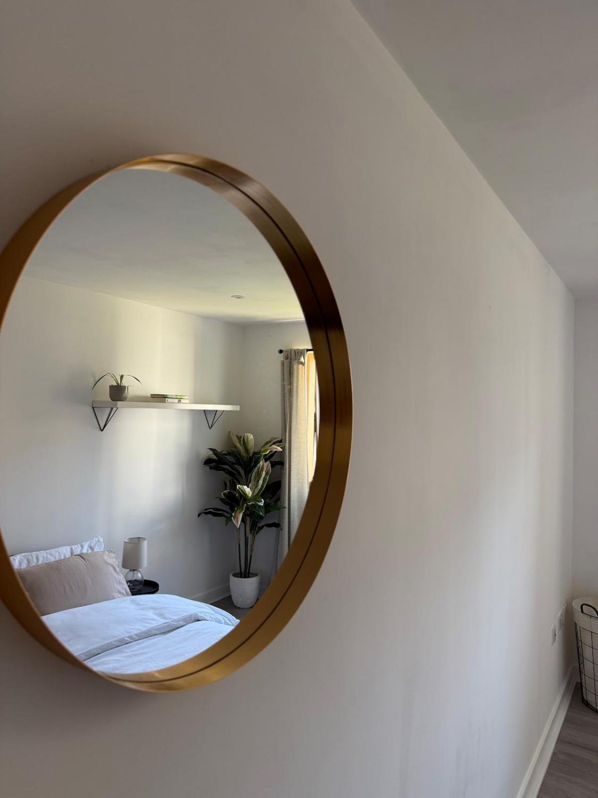 Apartment 2 Bedroom Apartment In Wimbledon - Free Underground Parking - Sleeps 5 London