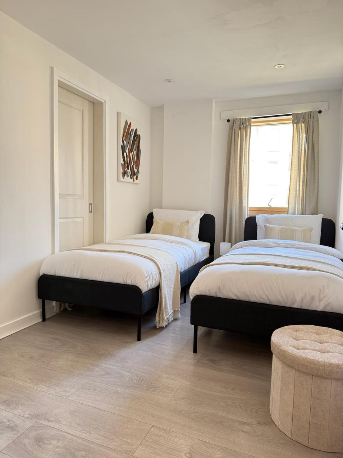 2 Bedroom Apartment In Wimbledon - Free Underground Parking - Sleeps 5 London