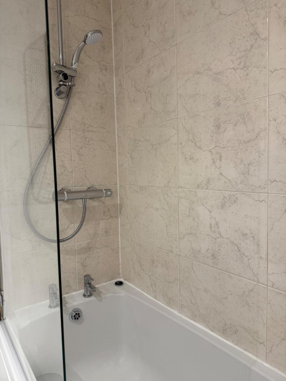 2 Bedroom Apartment In Wimbledon - Free Underground Parking - Sleeps 5 Apartment *
