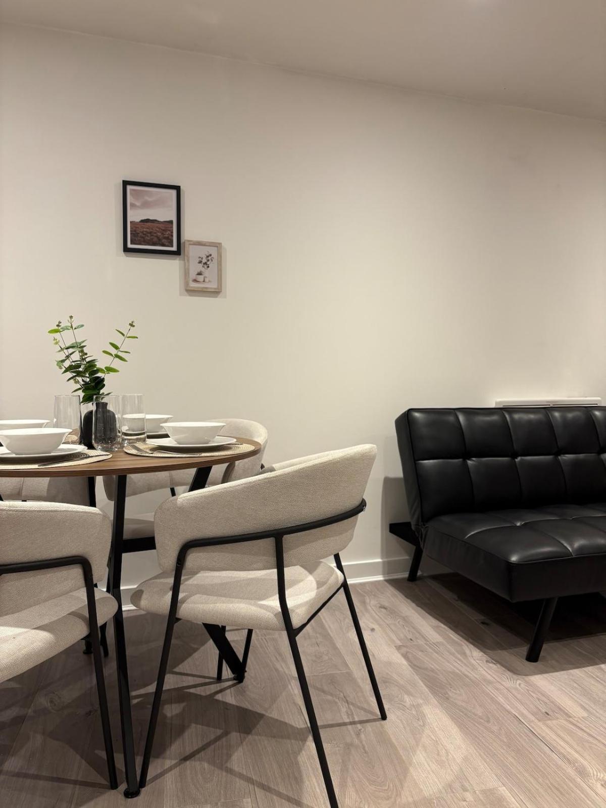 Apartment 2 Bedroom Apartment In Wimbledon - Free Underground Parking - Sleeps 5 London