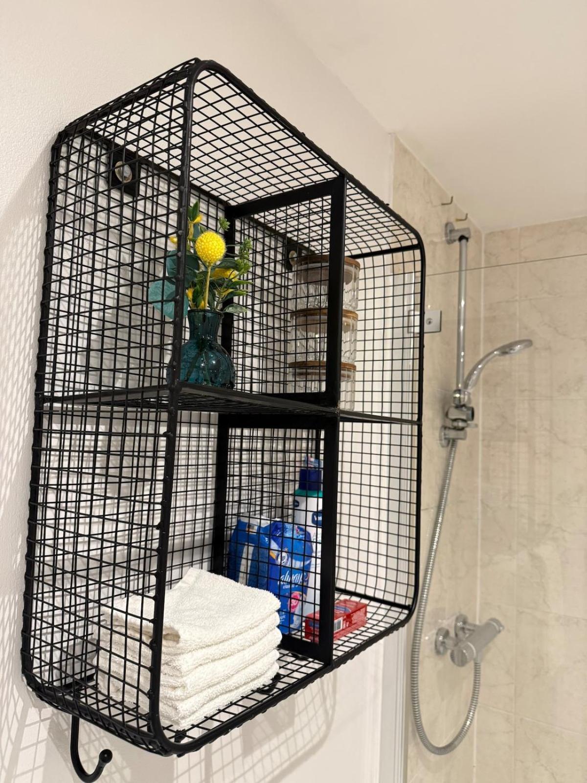 2 Bedroom Apartment In Wimbledon - Free Underground Parking - Sleeps 5