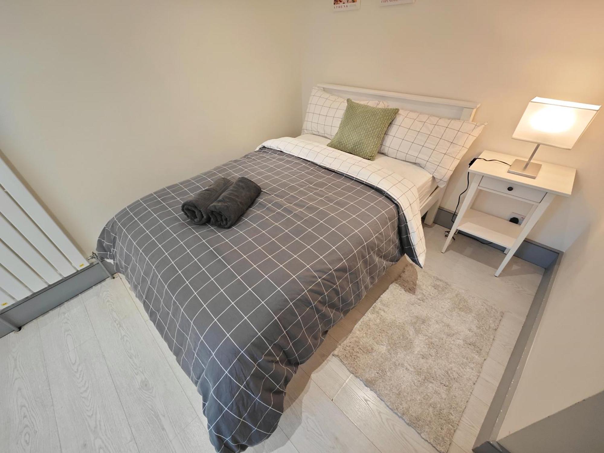 Bright 2 Bedroom Flat With Patio 10 Min To Camden Market Apartment *