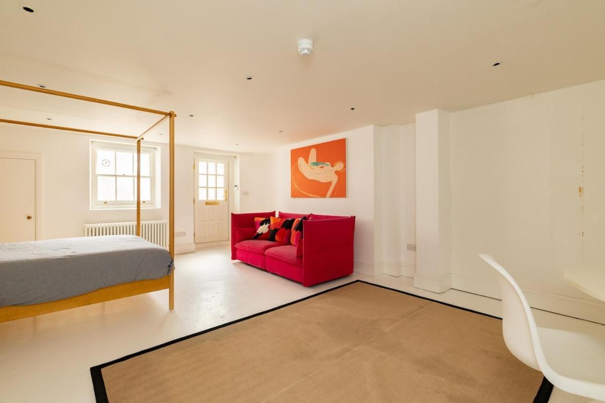 Chelsea House On The Thames *