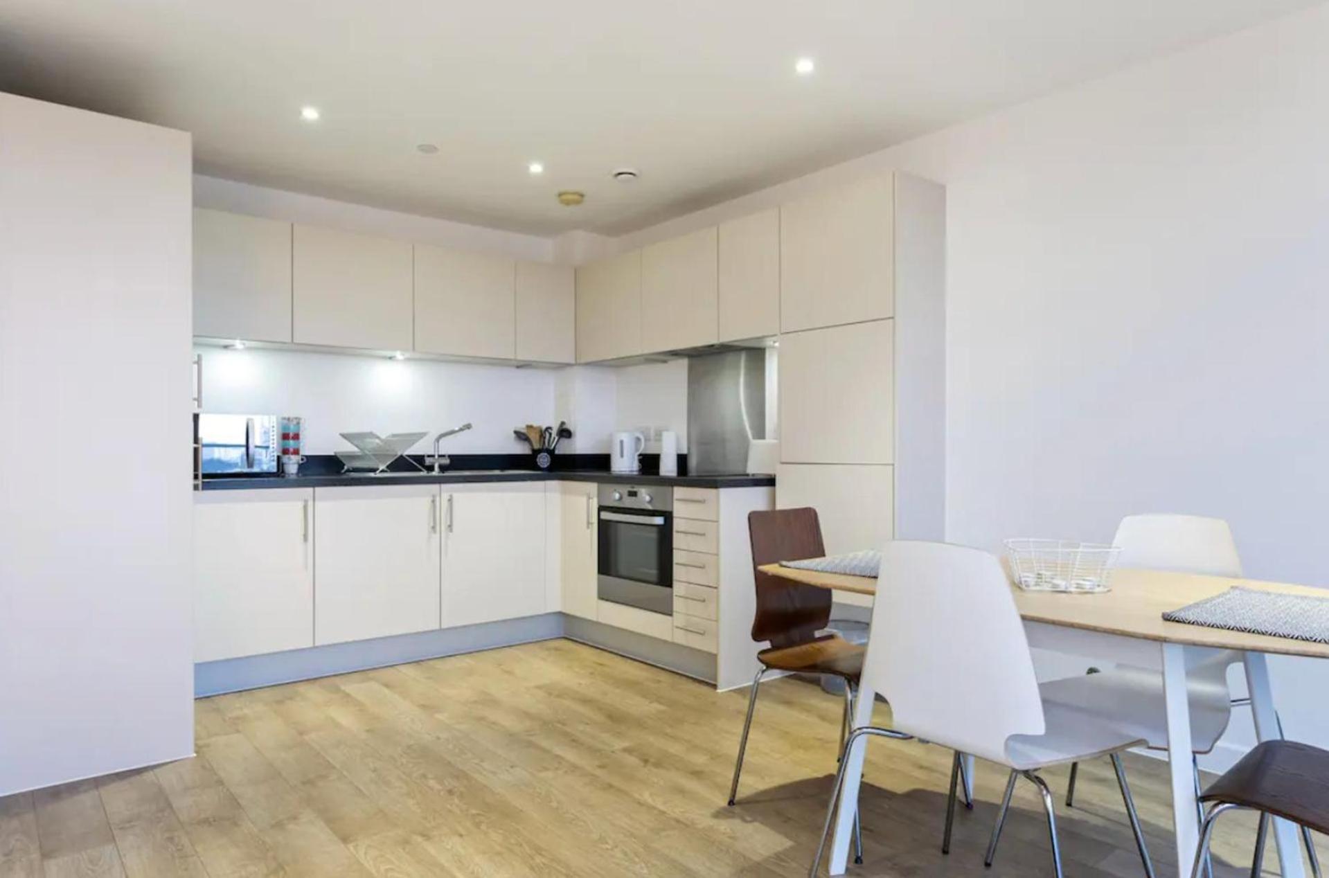 Apartmentsleeps3-balcony-near Canarywharf-gym Apartment London