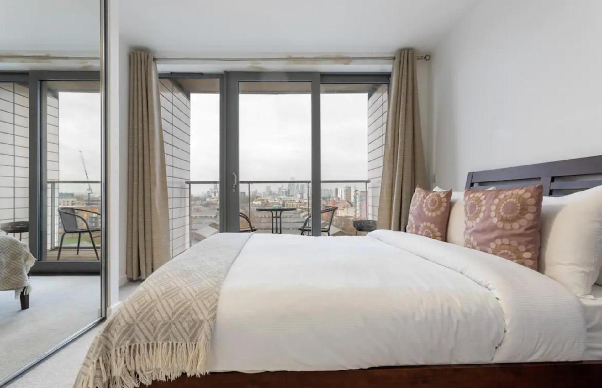 Apartmentsleeps3-balcony-near Canarywharf-gym London