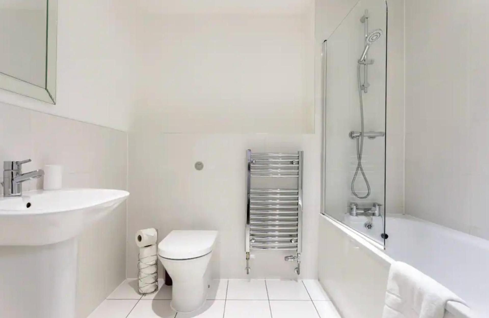 Apartmentsleeps3-balcony-near Canarywharf-gym Apartment London