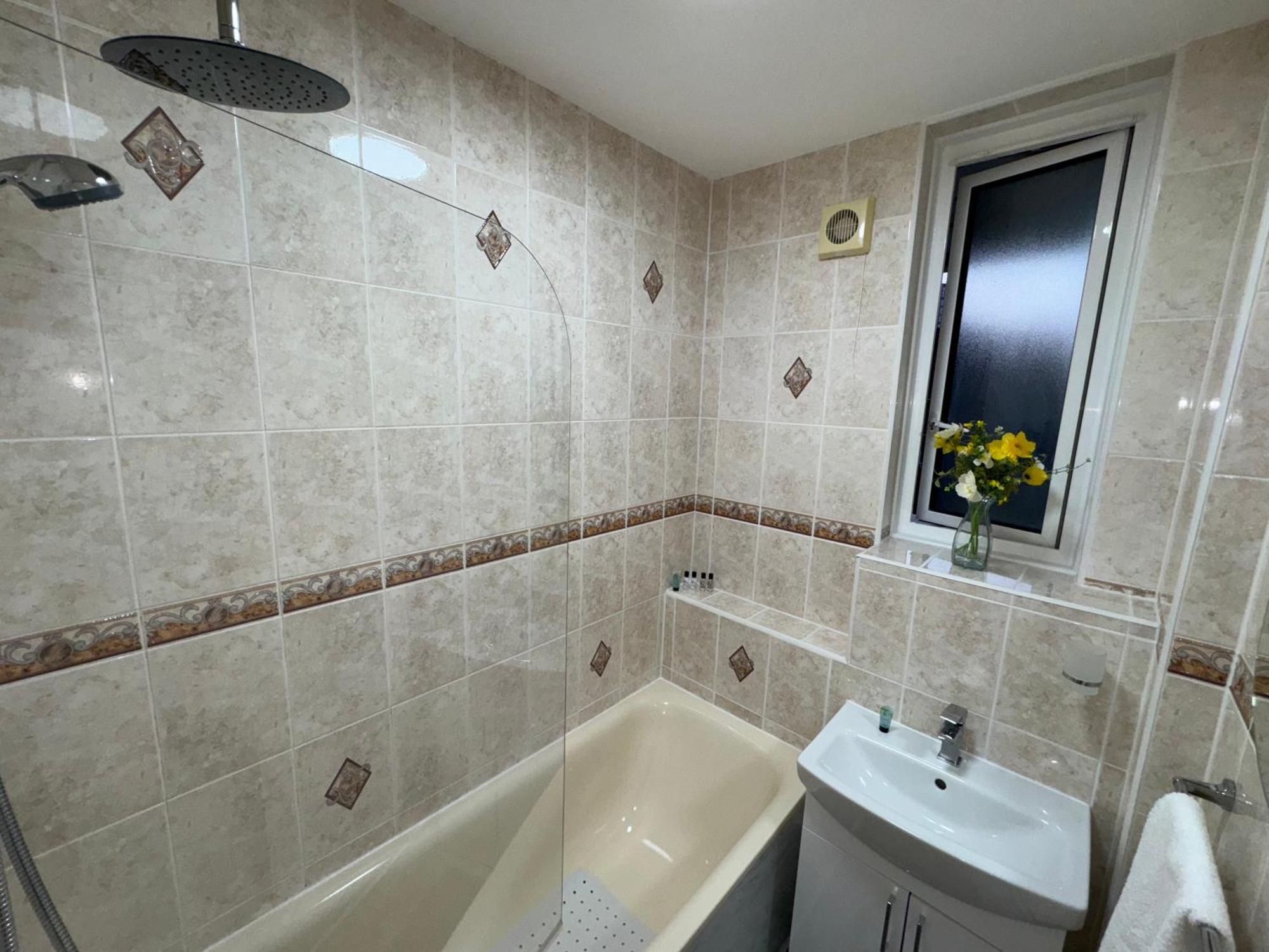 Vauxhall, River Thames, Big Ben Retreat, Family Apartment London