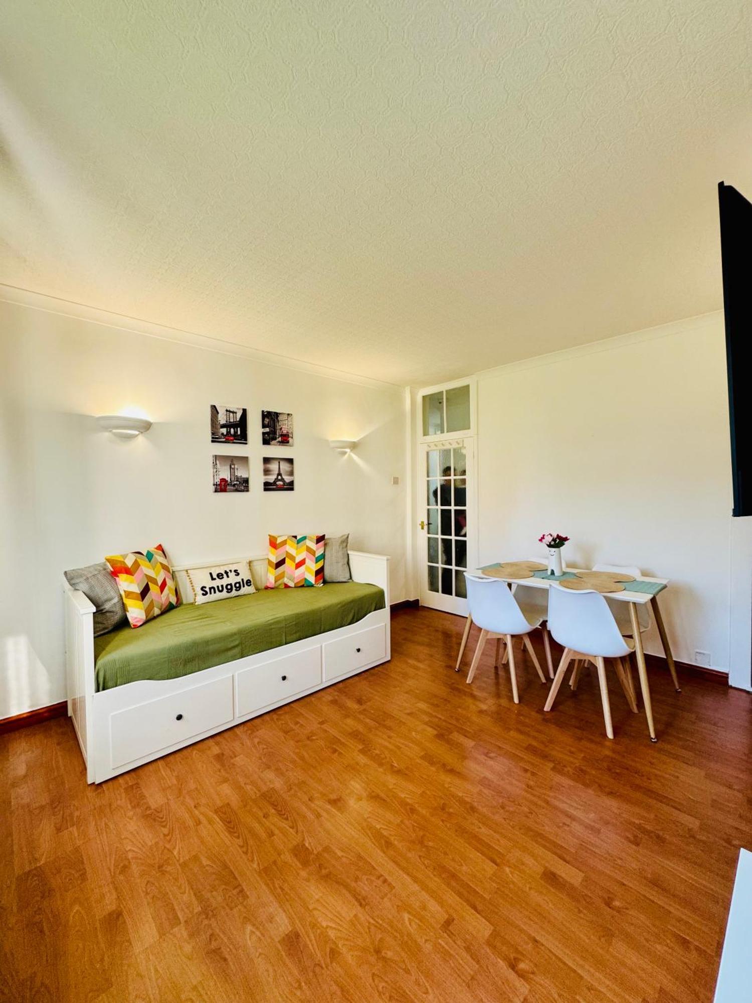 Vauxhall, River Thames, Big Ben Retreat, Family Apartment
