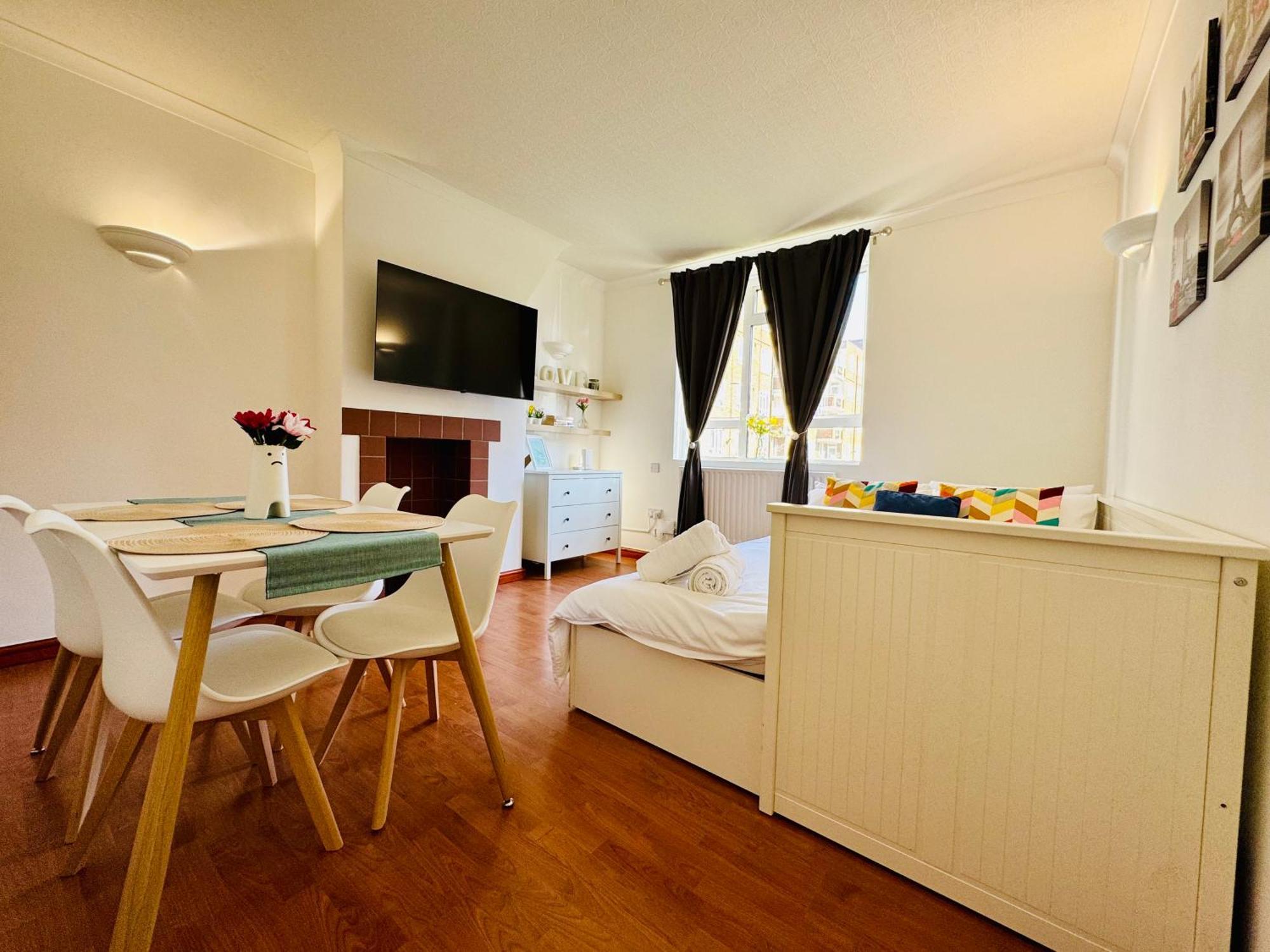 Vauxhall, River Thames, Big Ben Retreat, Family *
