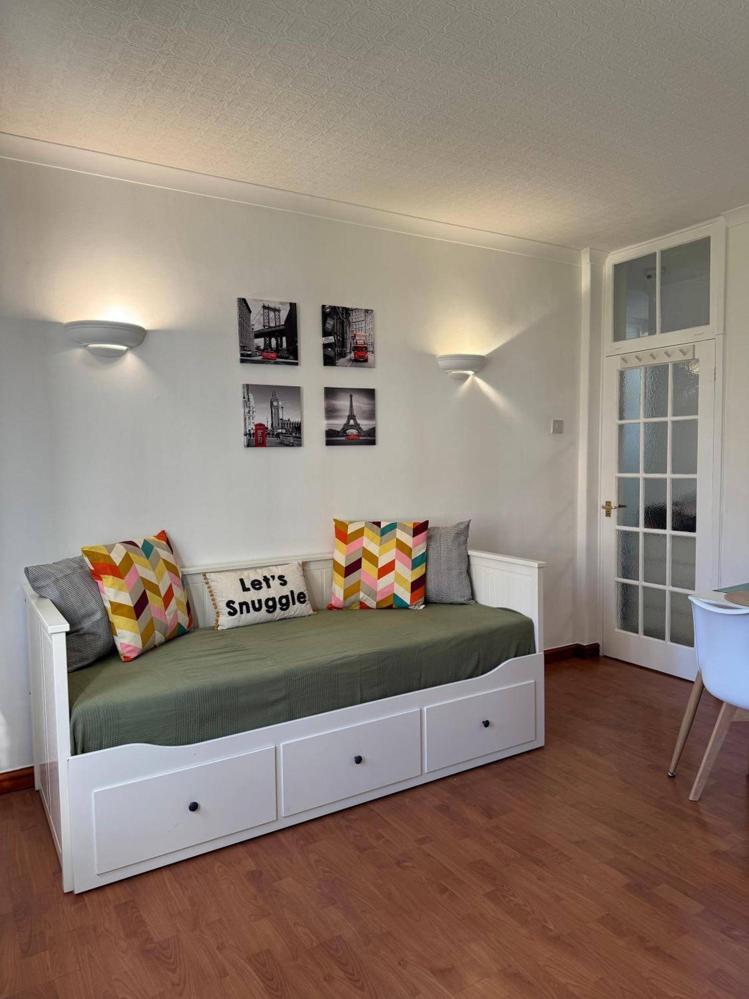 Vauxhall, River Thames, Big Ben Retreat, Family London
