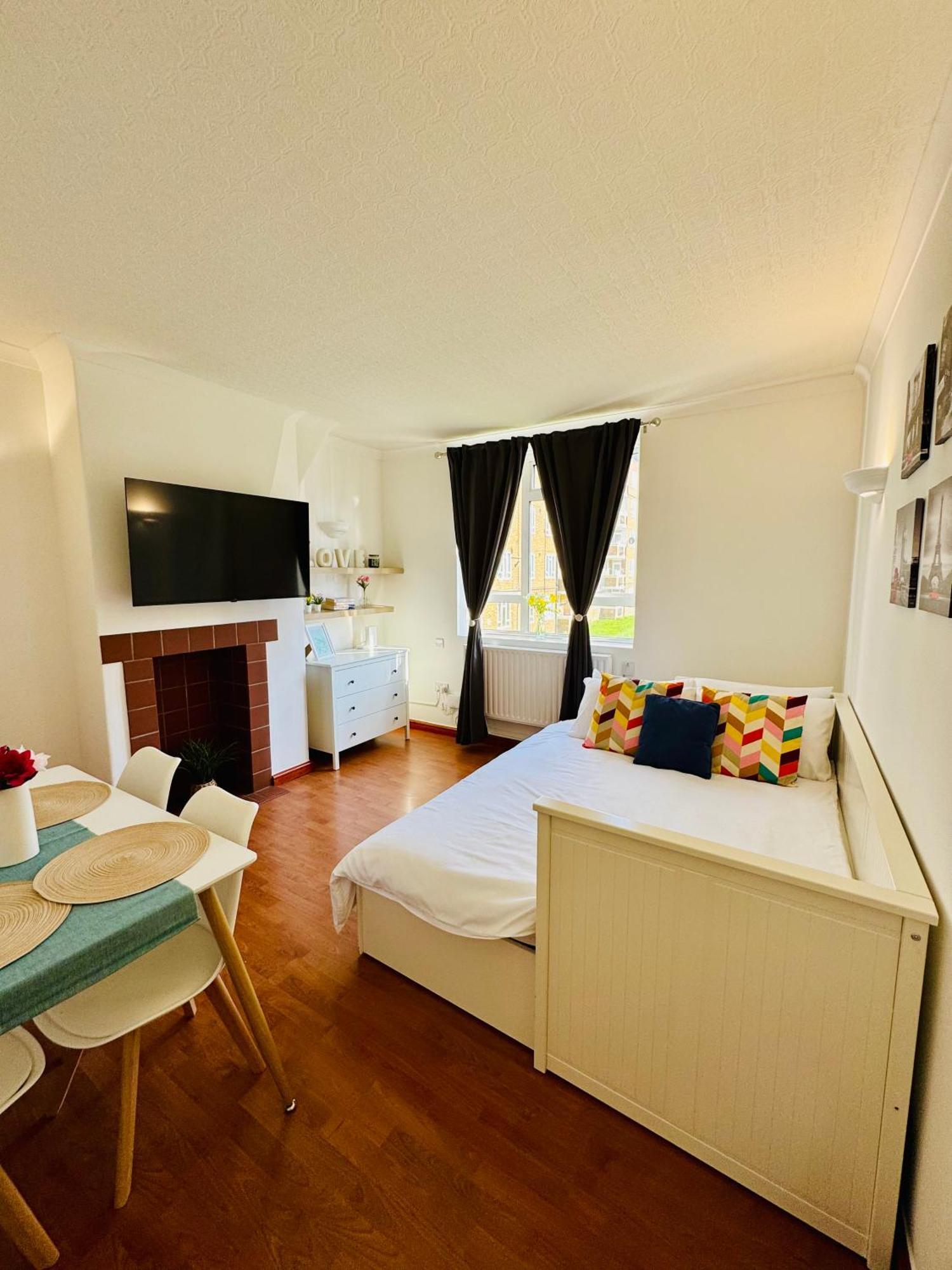 Vauxhall, River Thames, Big Ben Retreat, Family Apartment