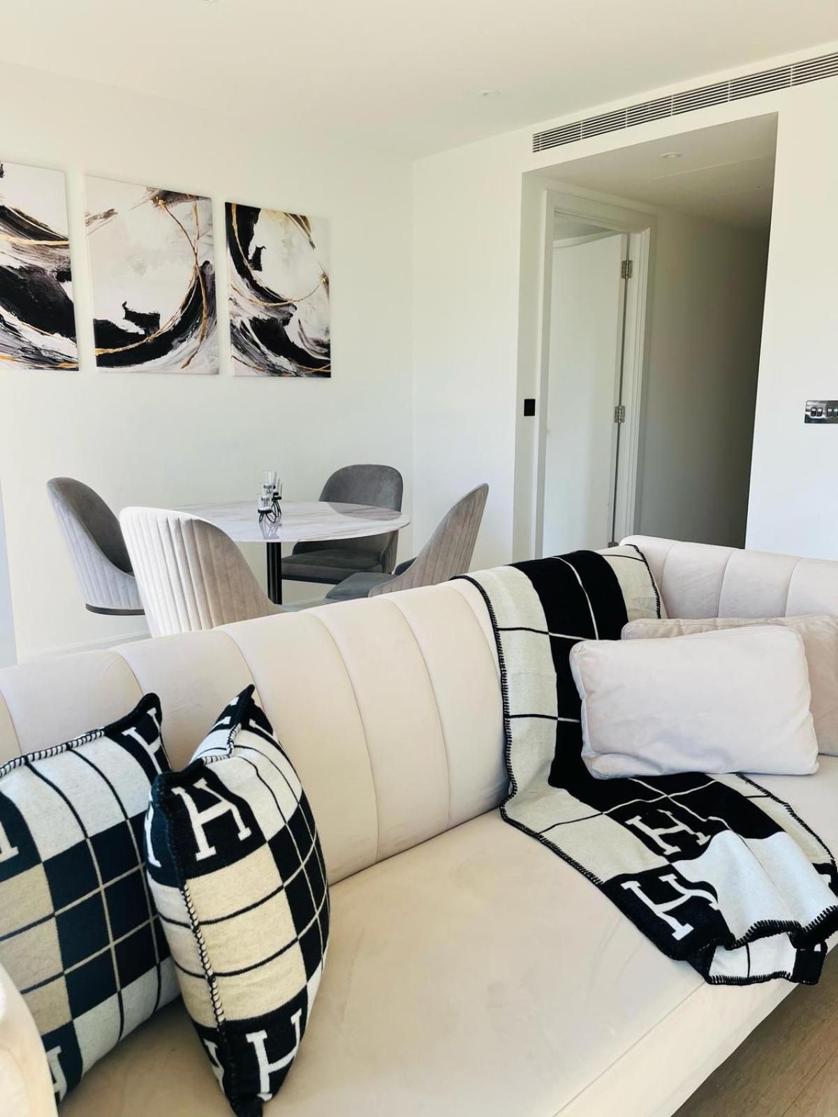 Executive -steps To Tube -quick Access To London
