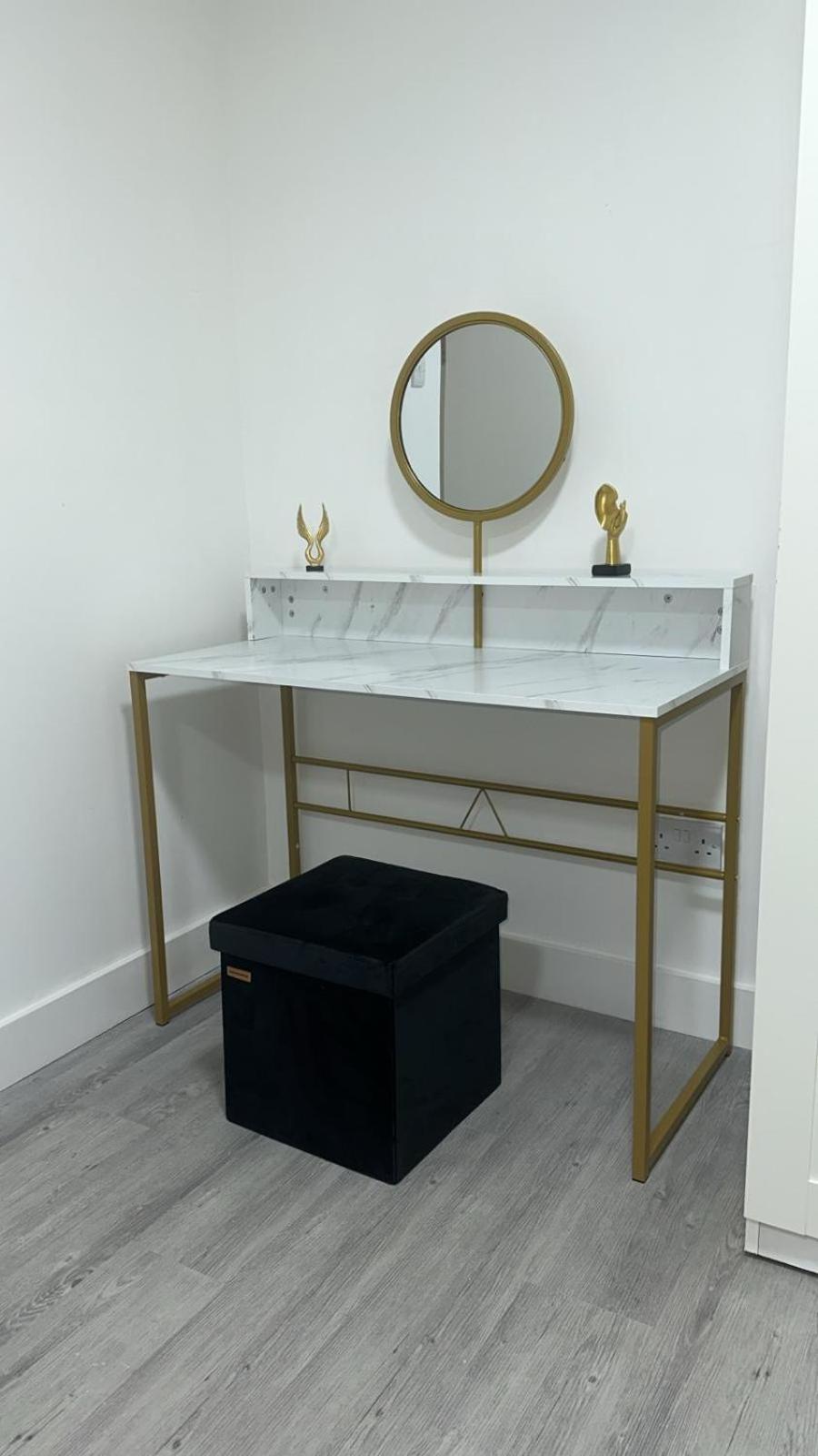 1b, Zone 2 Westbourne Park , Sleeps 4 Apartment *