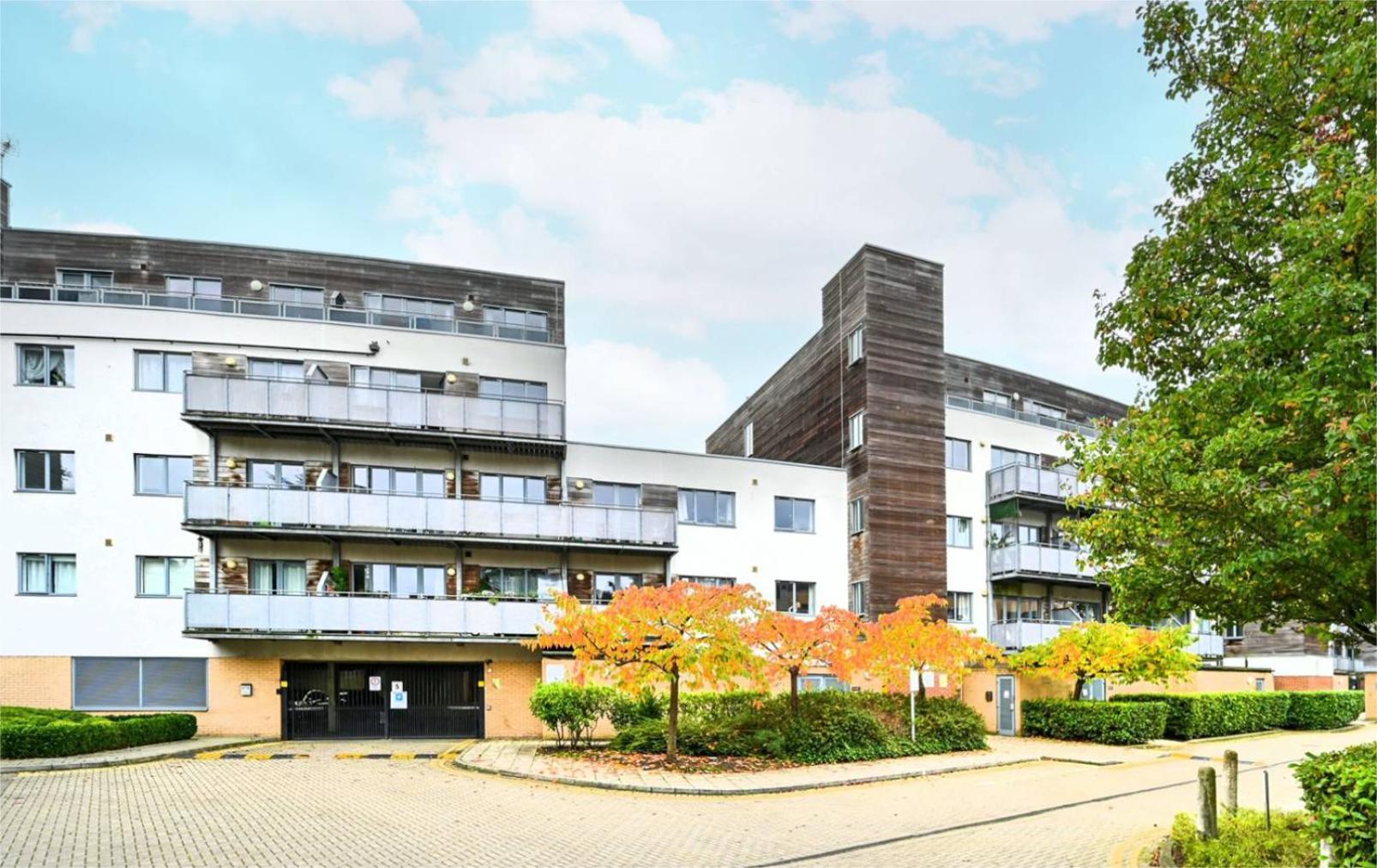 Apartment Stunning 2 Bed Flat With Balcony