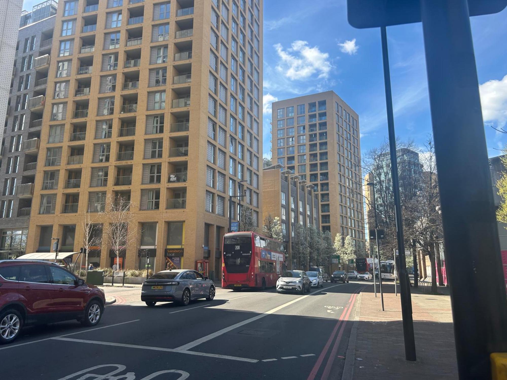 Apartment 1-Bed Apt Sleeps 4 Central To Shops & Transport *