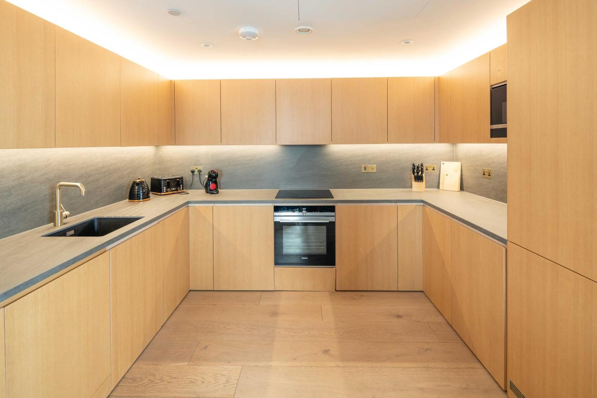 Sunrise View Luxury With Balcony And Elevator * London